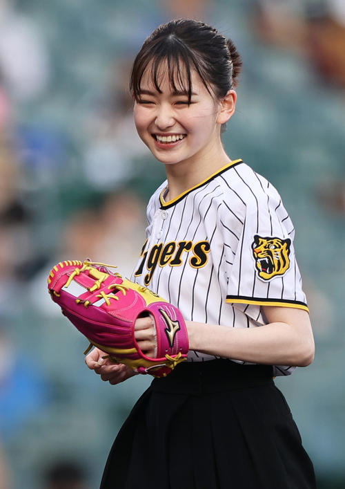 阪神対楽天　ファーストピッチセレモニーを終え笑顔を見せる女優の山田杏奈（撮影・上山淳一）