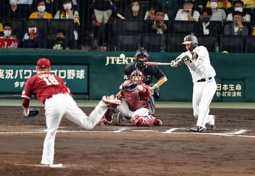 阪神対楽天　6回裏阪神2死二塁、大山は中前に適時打を放つ。投手田中将（撮影・加藤哉）