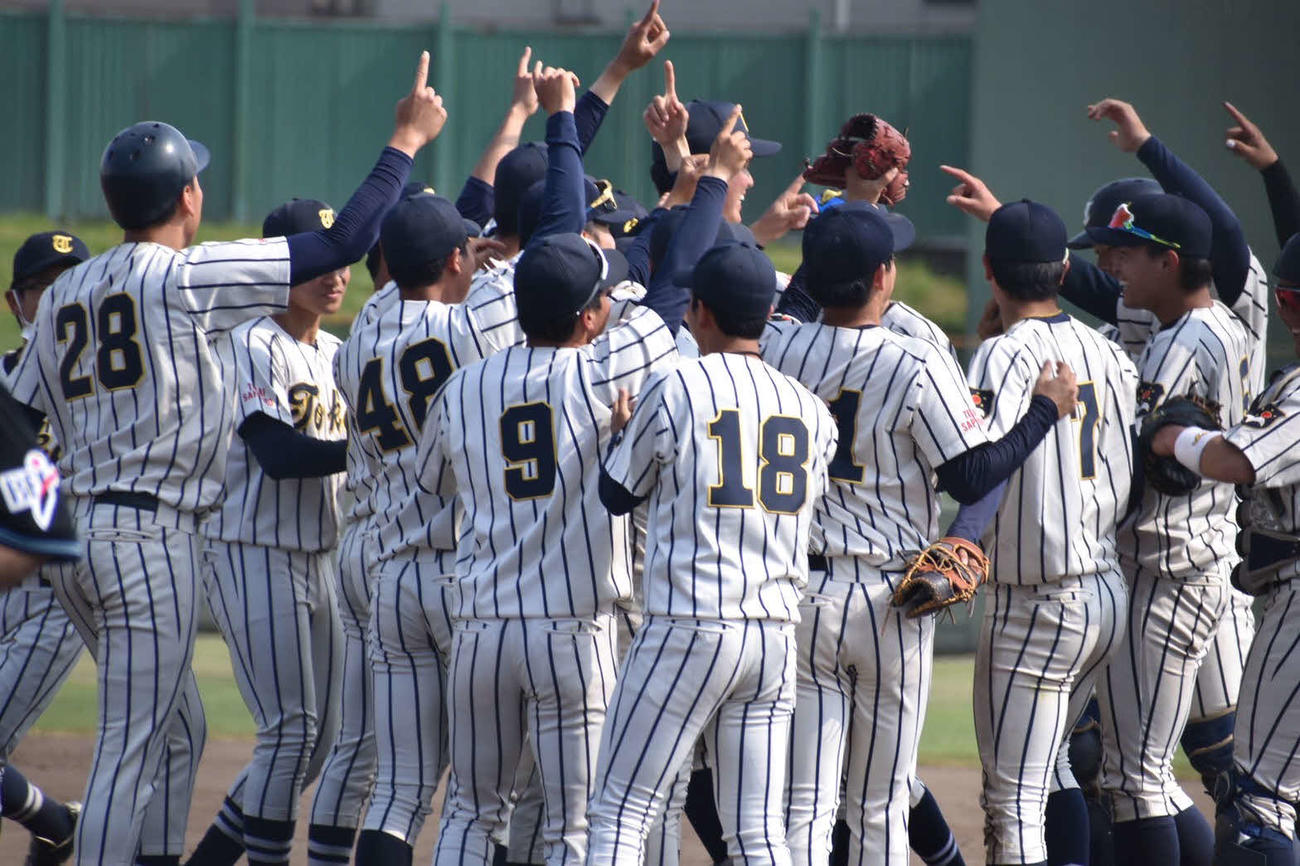 東海大北海道対札幌大　優勝を決め喜ぶ東海大北海道の選手たち（同校提供）