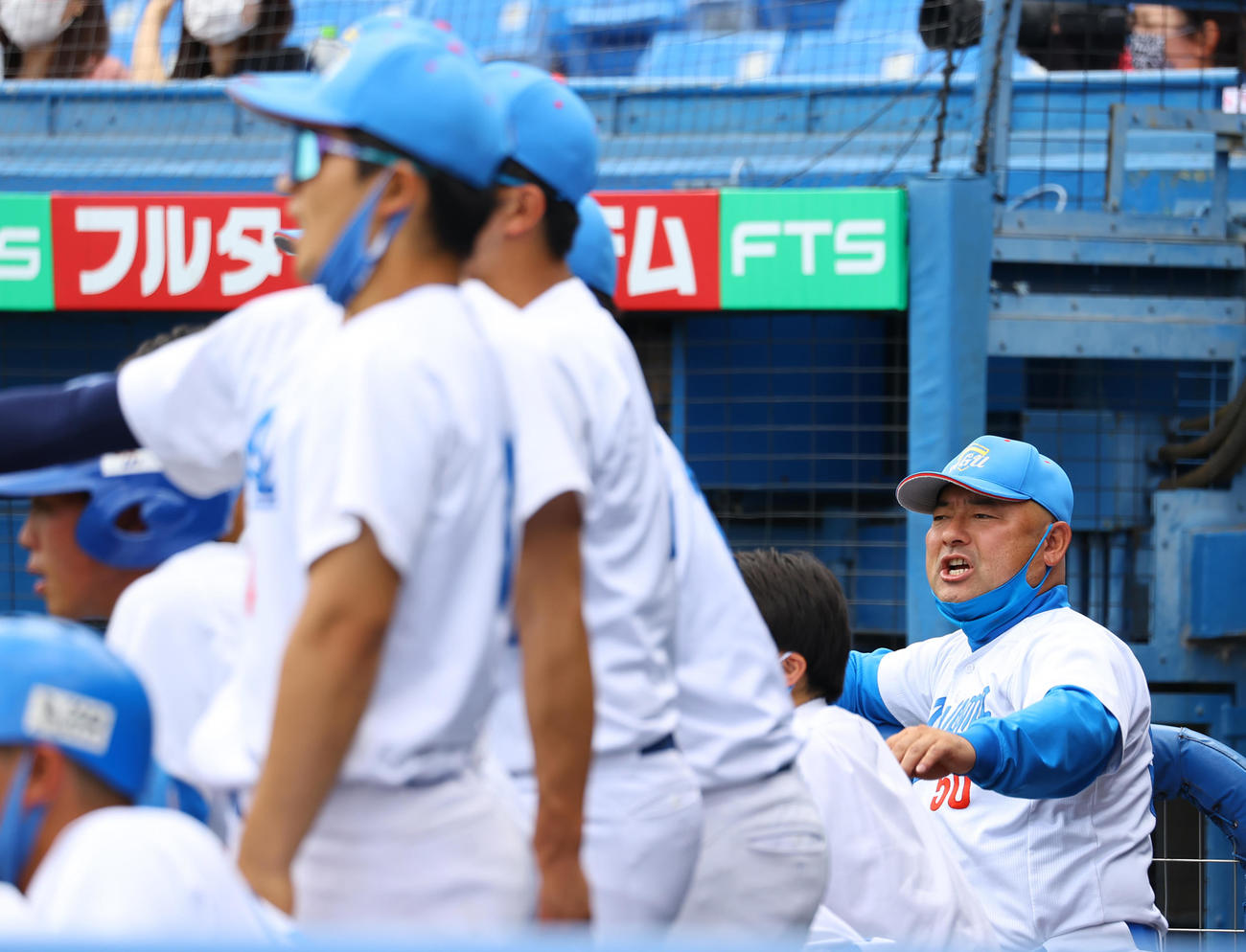 青学大対日大　ベンチから指示を出す青学大・安藤監督（右）（撮影・垰建太）