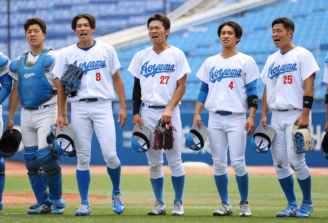青学大対日大　日大に勝利しスタンドにあいさつする山中（中央）ら青学大ナイン（撮影・垰建太）