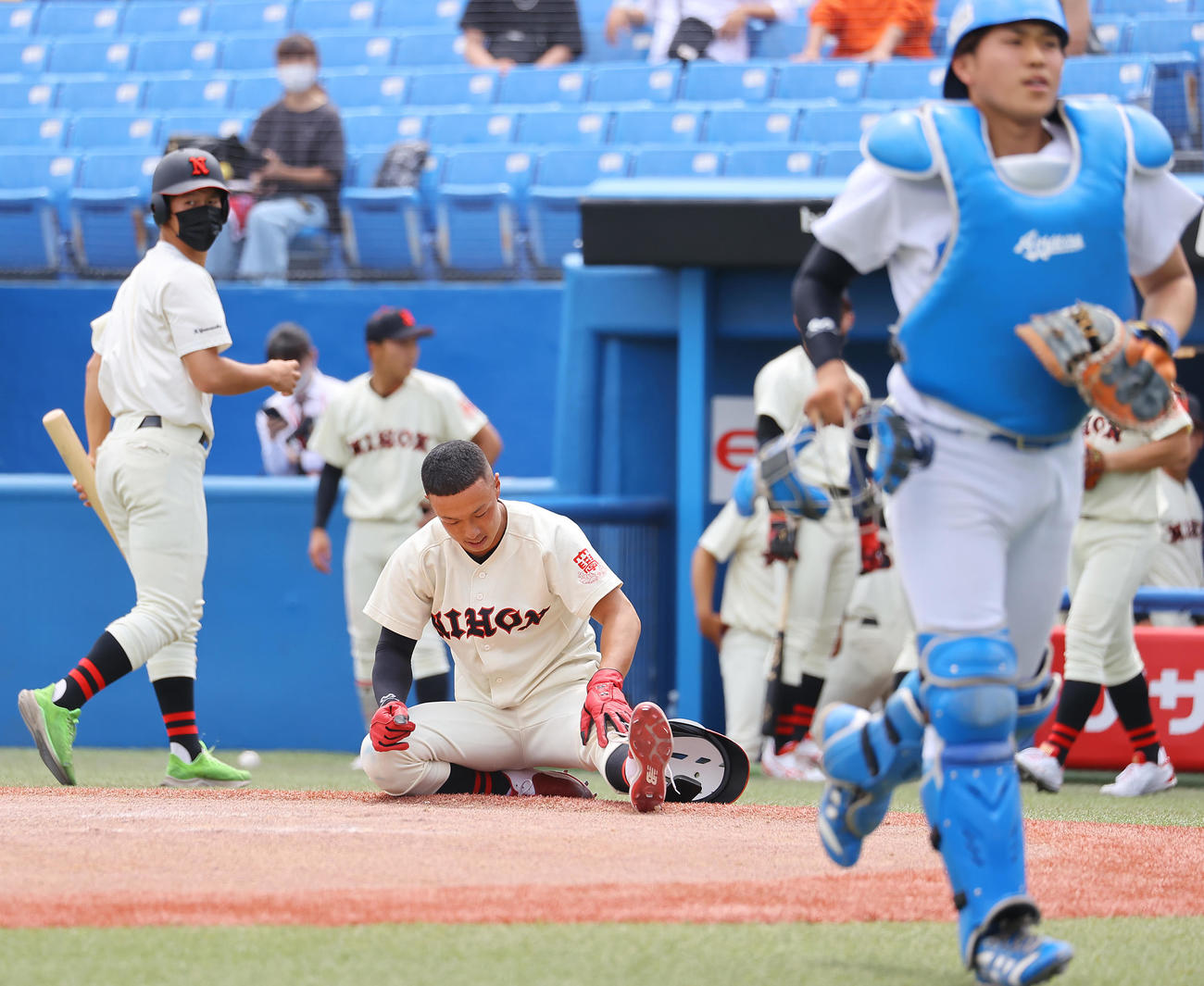 青学大対日大　7回裏日大2死二塁、太田の左打で一気に本塁を狙った中尾（中央）だったが山中の好守に阻まれ肩を落とす（撮影・垰建太）