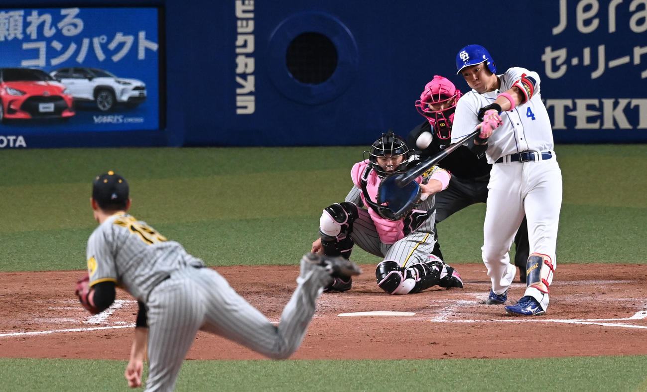 中日対阪神　5回裏中日1死一塁、鵜飼は左越え2点本塁打を放つ。投手西（2022年5月8日撮影）