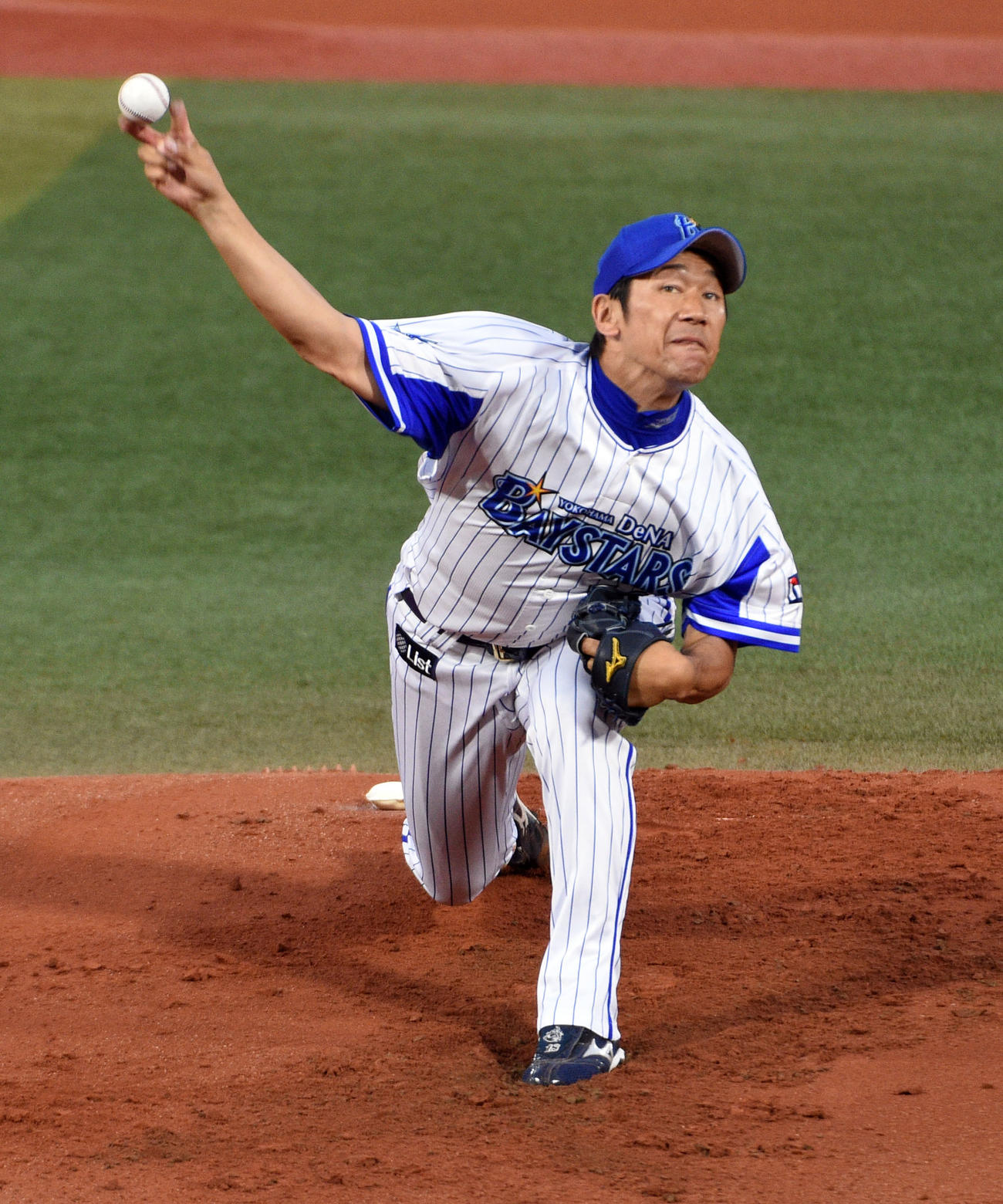交流戦、DeNA対ソフトバンク　力投する先発の三浦（2015年6月3日撮影）
