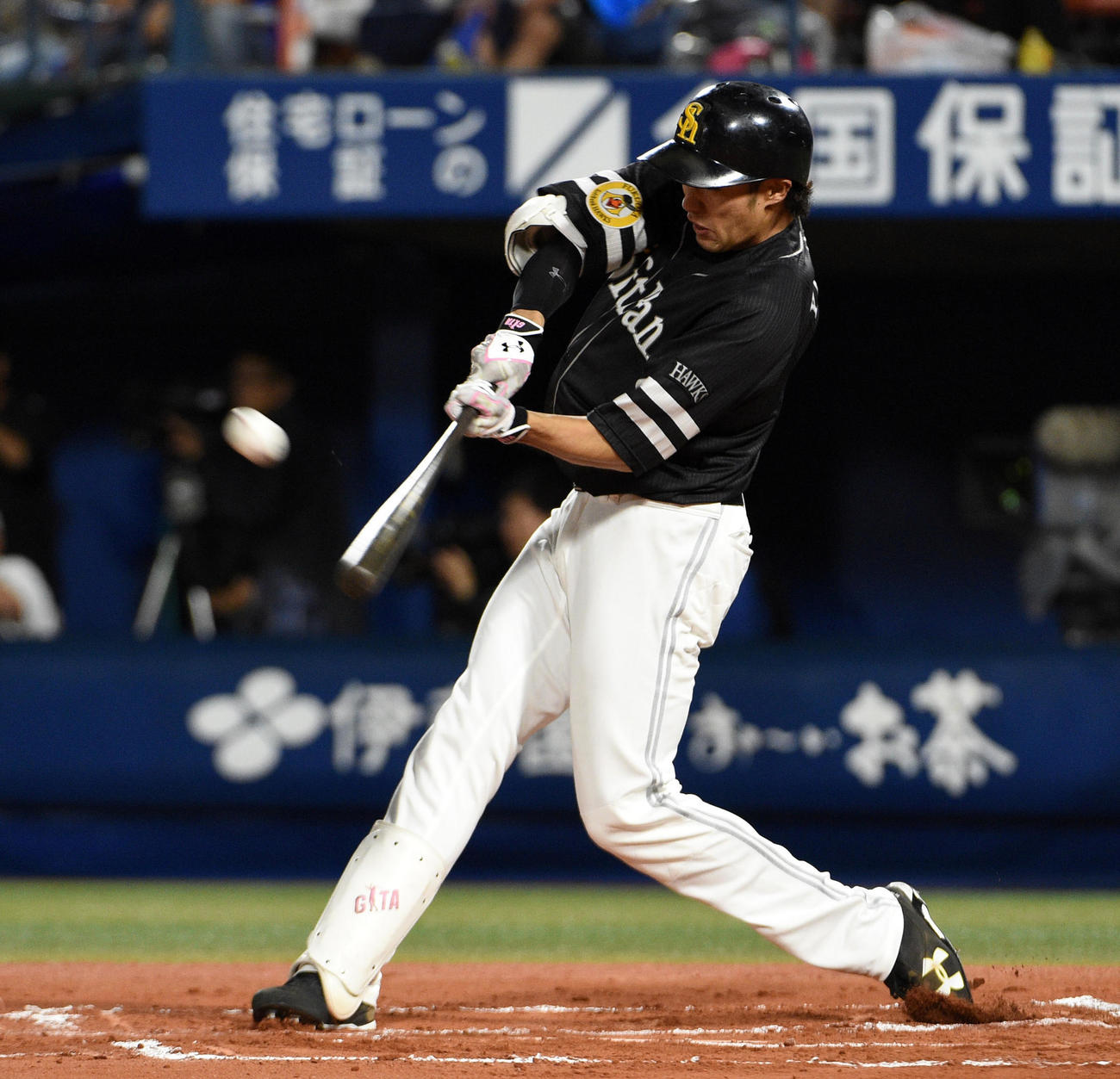DeNA対ソフトバンク　6回表ソフトバンク1死、中越え本塁打を放つ柳田（2015年6月3日撮影）