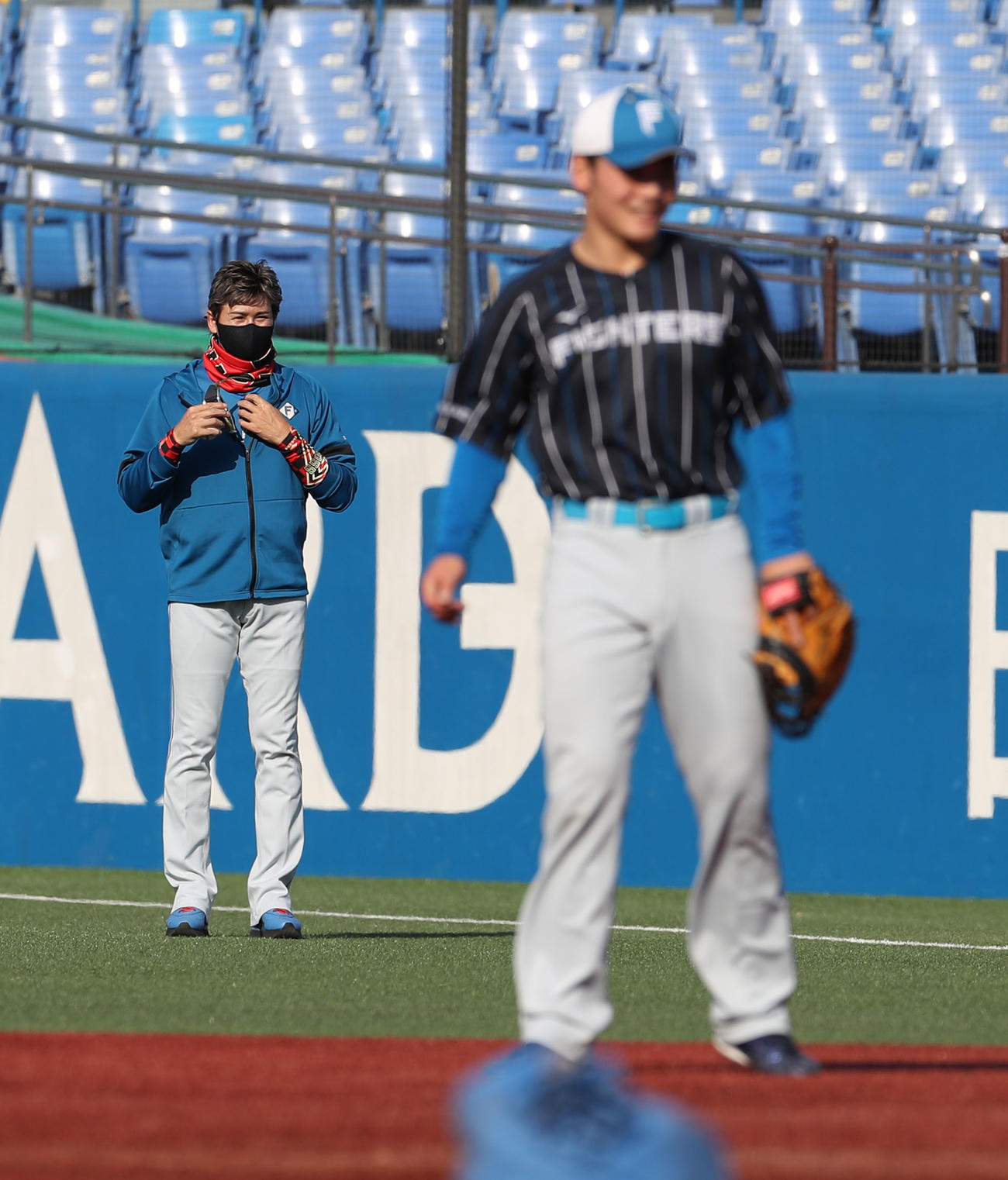 ヤクルト対日本ハム　日本ハム新庄監督（左後方）は清宮の守備練習を見つめる（撮影・佐藤翔太）