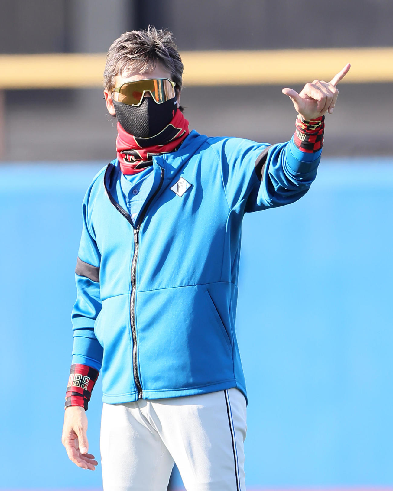 試合前、スタンドに向かってポーズを決める日本ハム新庄監督（撮影・足立雅史）