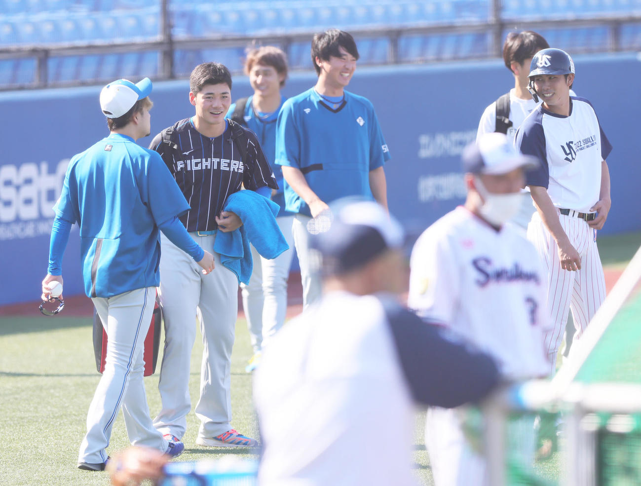 あいさつを交わしながら球場入りする日本ハム清宮（左から2人目）（撮影・足立雅史）