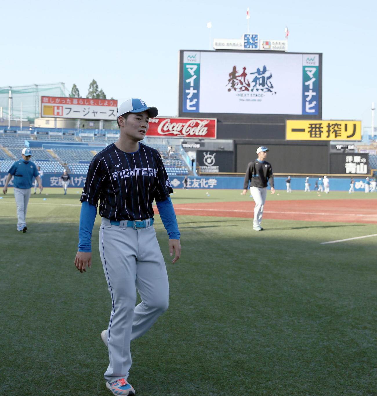 ヤクルト対日本ハム　ウオーミングアップを終えベンチに戻る日本ハム清宮（撮影・佐藤翔太）