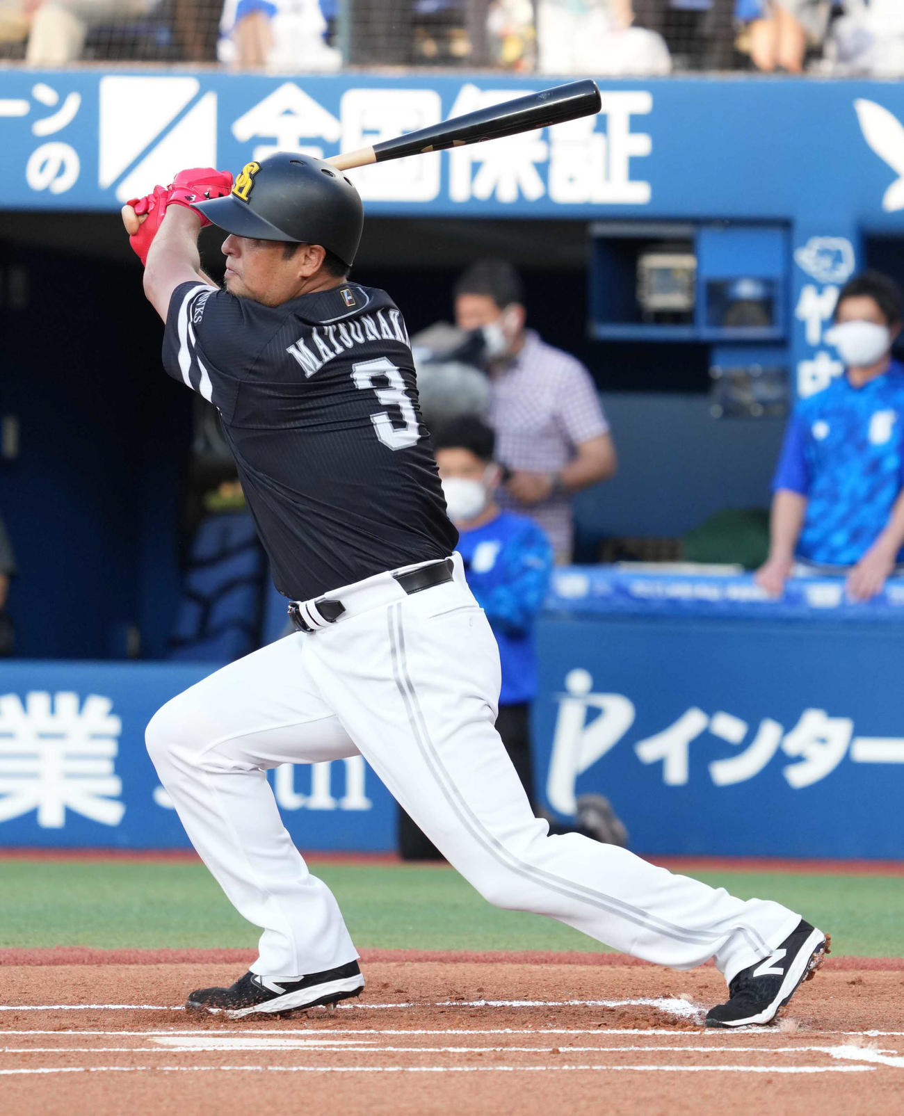 DeNA対ソフトバンク　試合前のセレモニーで中前打を放つ松中氏（撮影・小沢裕）