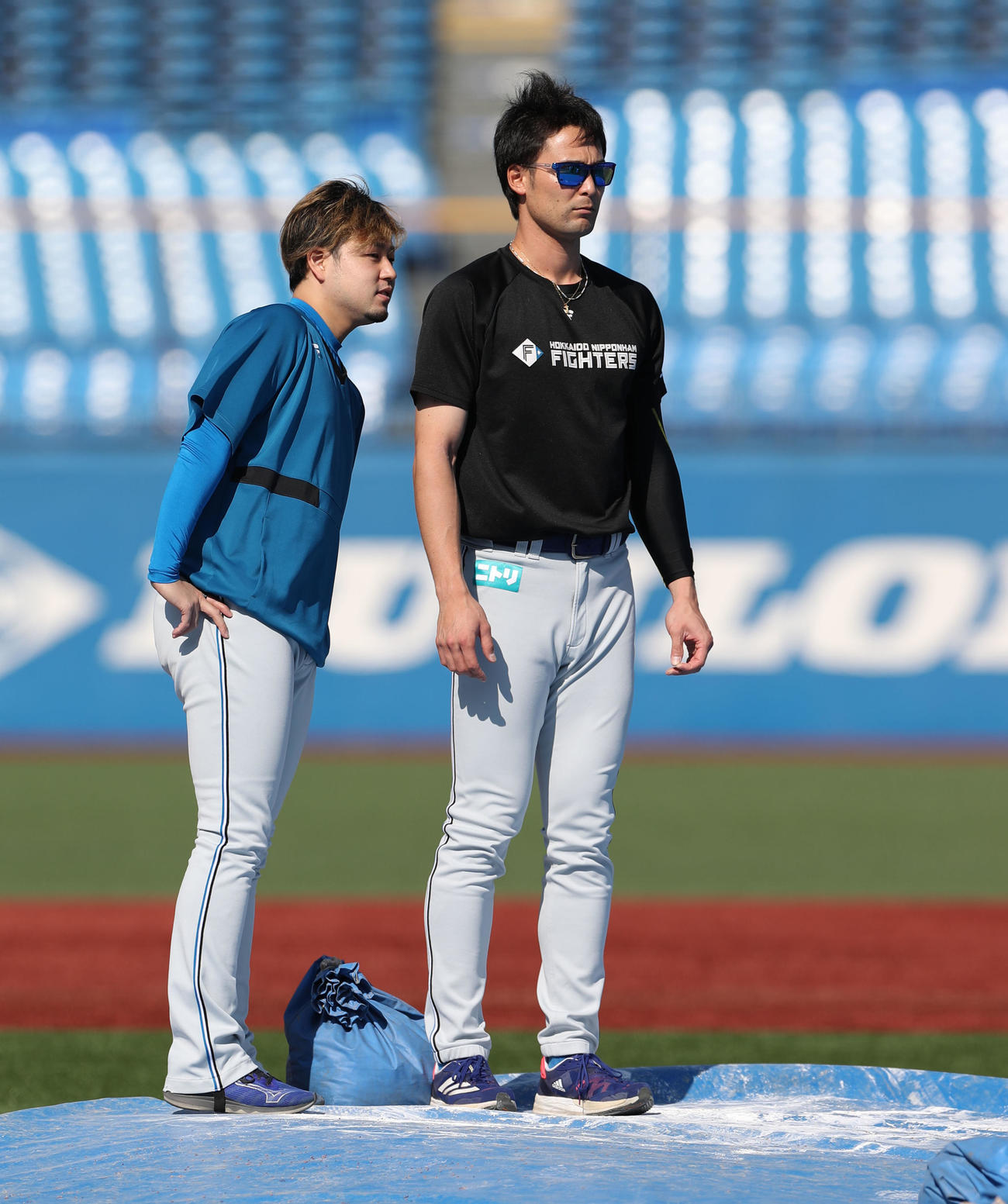 ヤクルト対日本ハム　試合前、マウンドの感触を確認する日本ハム堀（左）と上原（撮影・佐藤翔太）