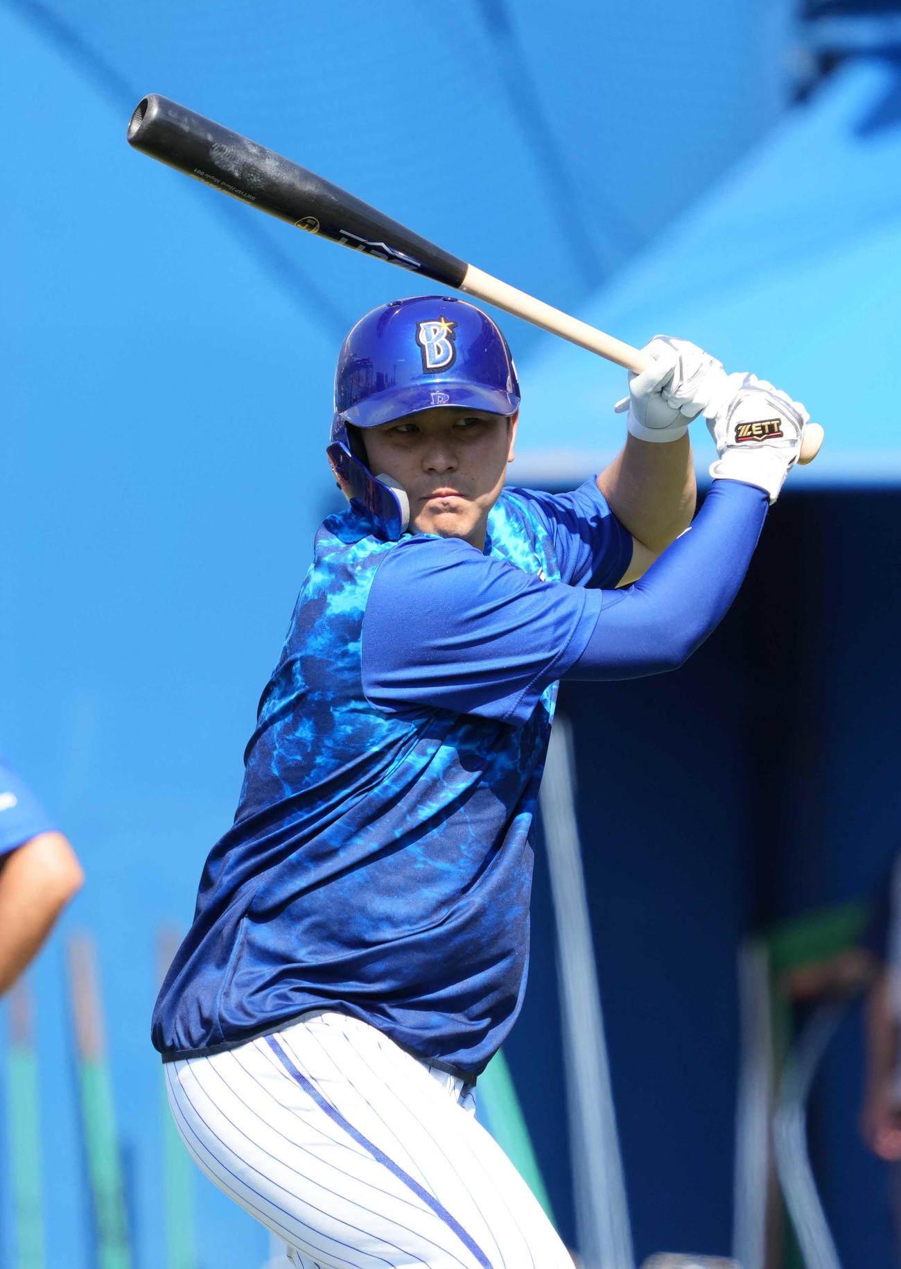 DeNA対ソフトバンク　試合前の練習に臨むDeNA佐野（撮影・小沢裕）