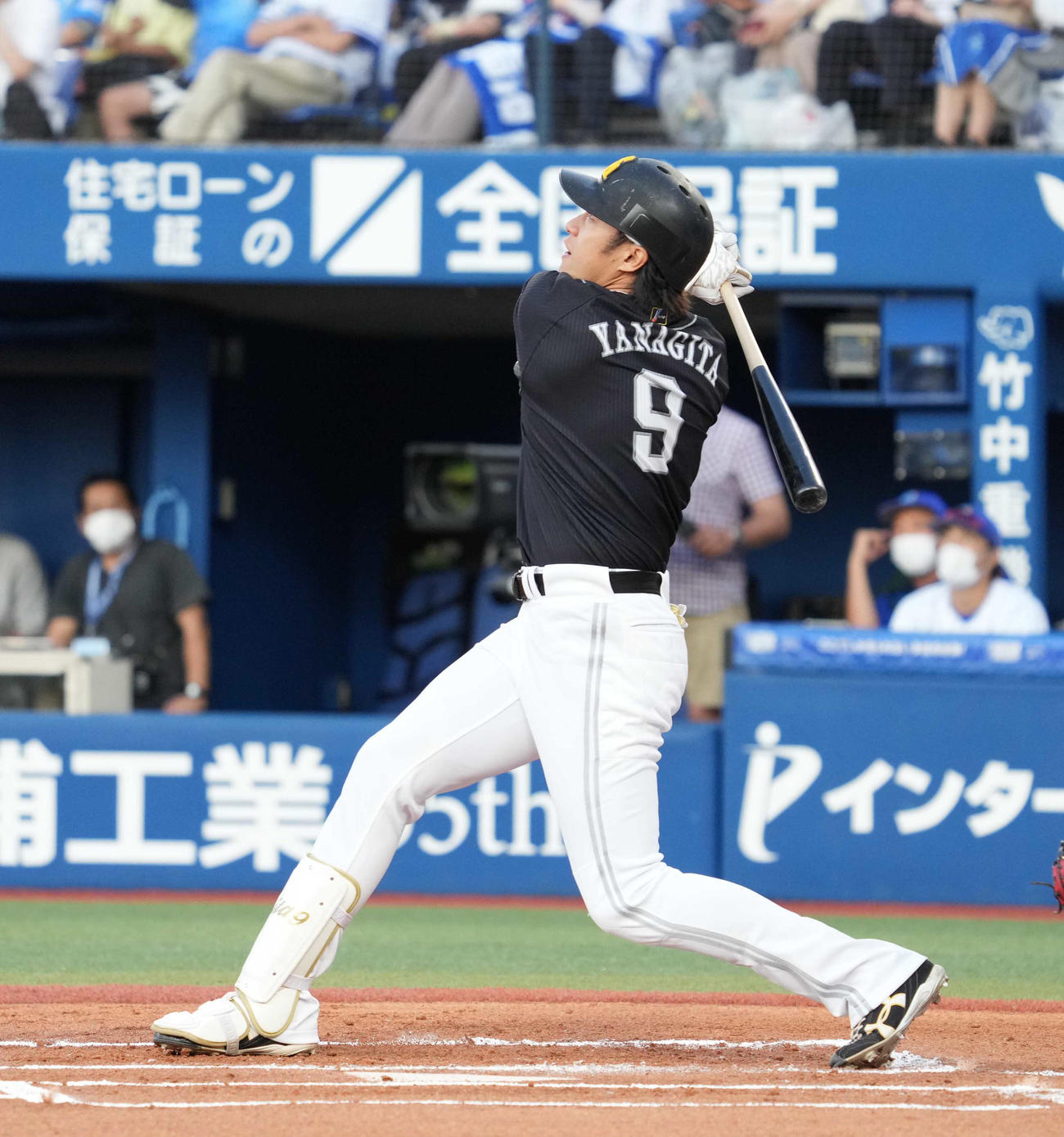 DeNA対ソフトバンク　1回表ソフトバンク無死二、三塁、柳田は先制の中犠飛を放つ（撮影・小沢裕）