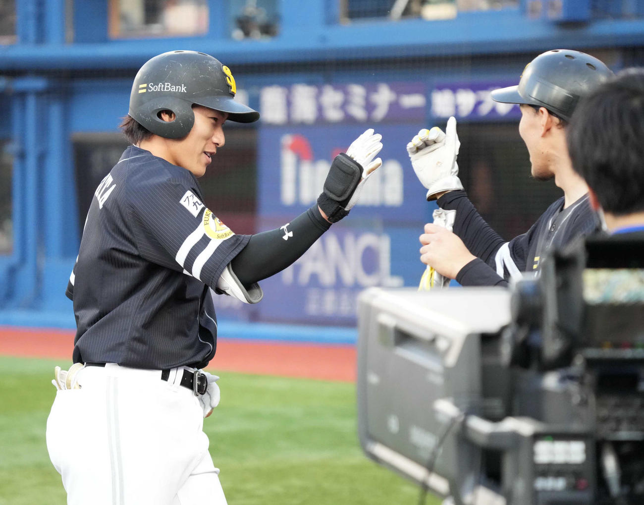 DeNA対ソフトバンク　1回表ソフトバンク無死二、三塁、柳田（左）は先制の中犠飛を放ちベンチのナインの祝福を受ける（撮影・小沢裕）