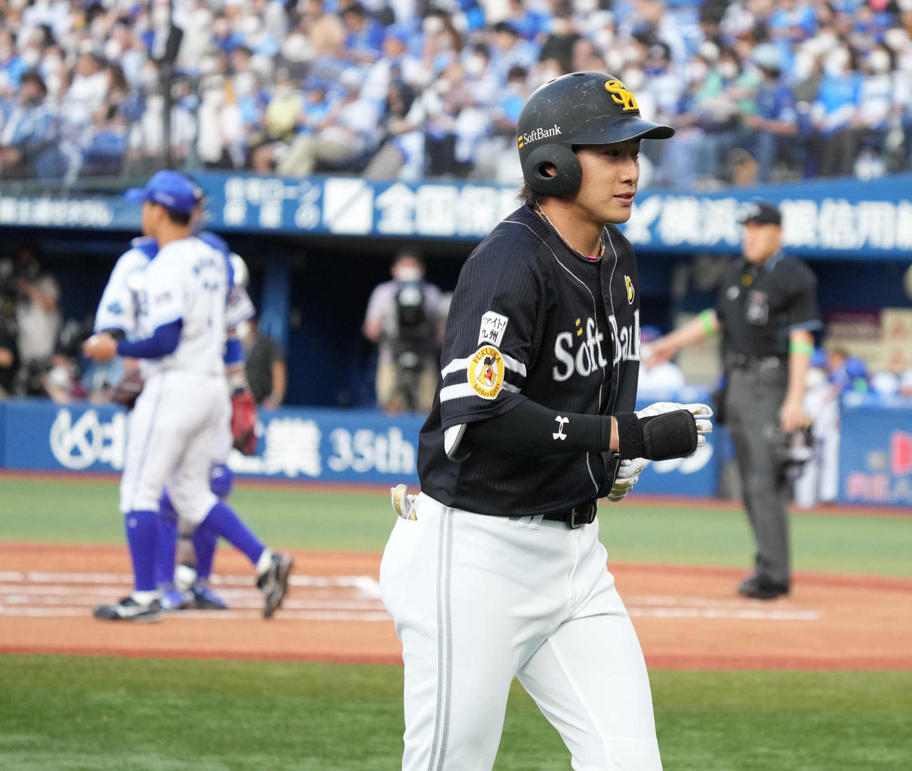 DeNA対ソフトバンク　1回表ソフトバンク無死二、三塁、柳田は先制の中犠飛を放ちベンチへ引き揚げる（撮影・小沢裕）
