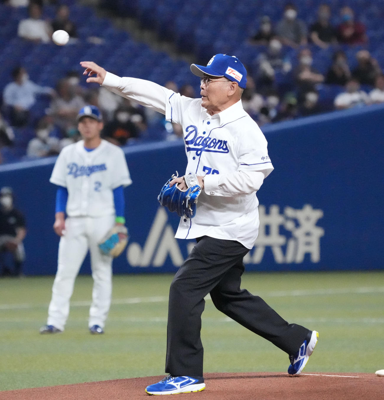 中日対西武　始球式をする中村順司氏（撮影・森本幸一）