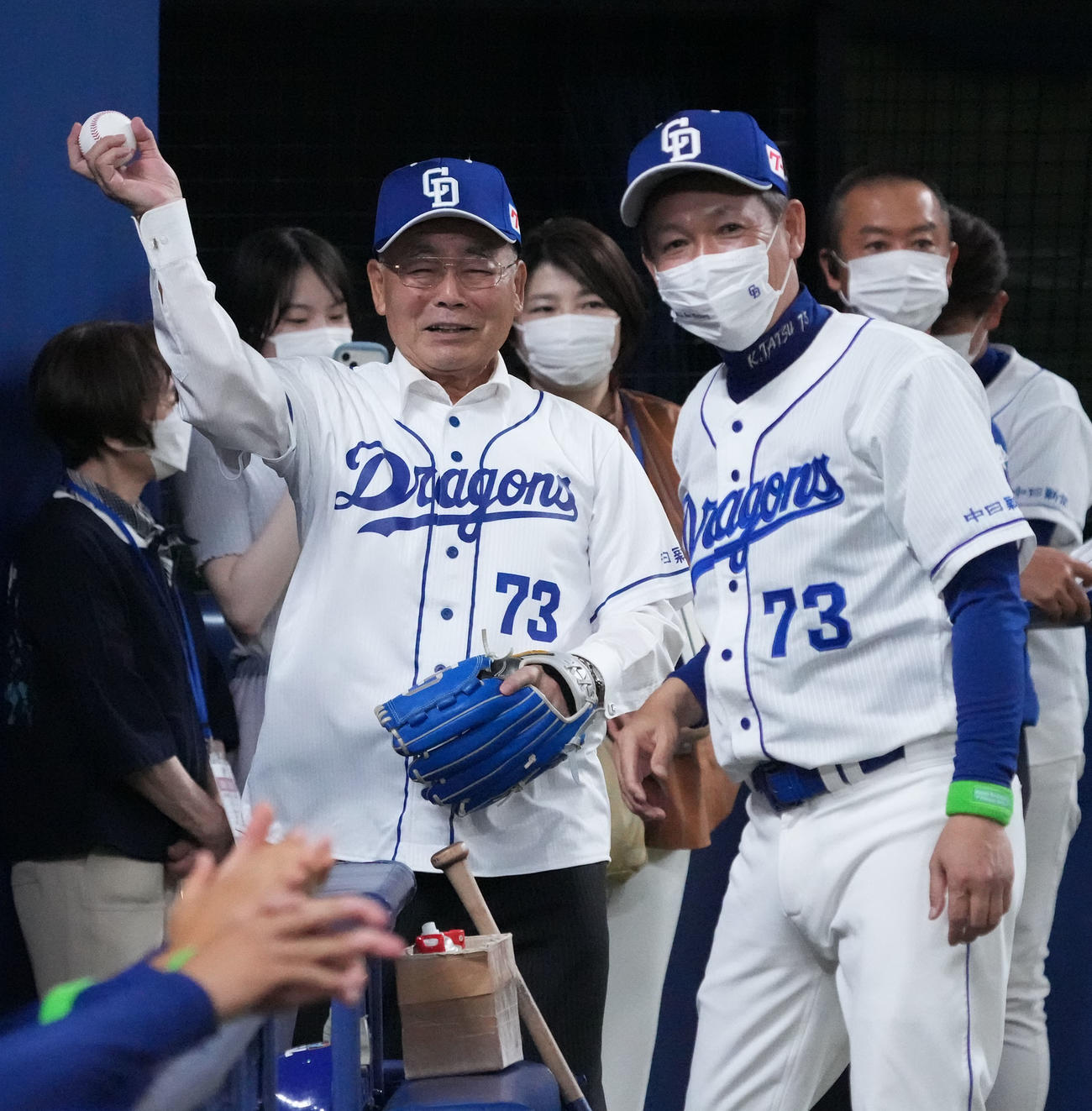 中日対西武　始球式前、立浪監督と言葉を交わすPL学園時代の恩師中村順司氏（左）（撮影・森本幸一）