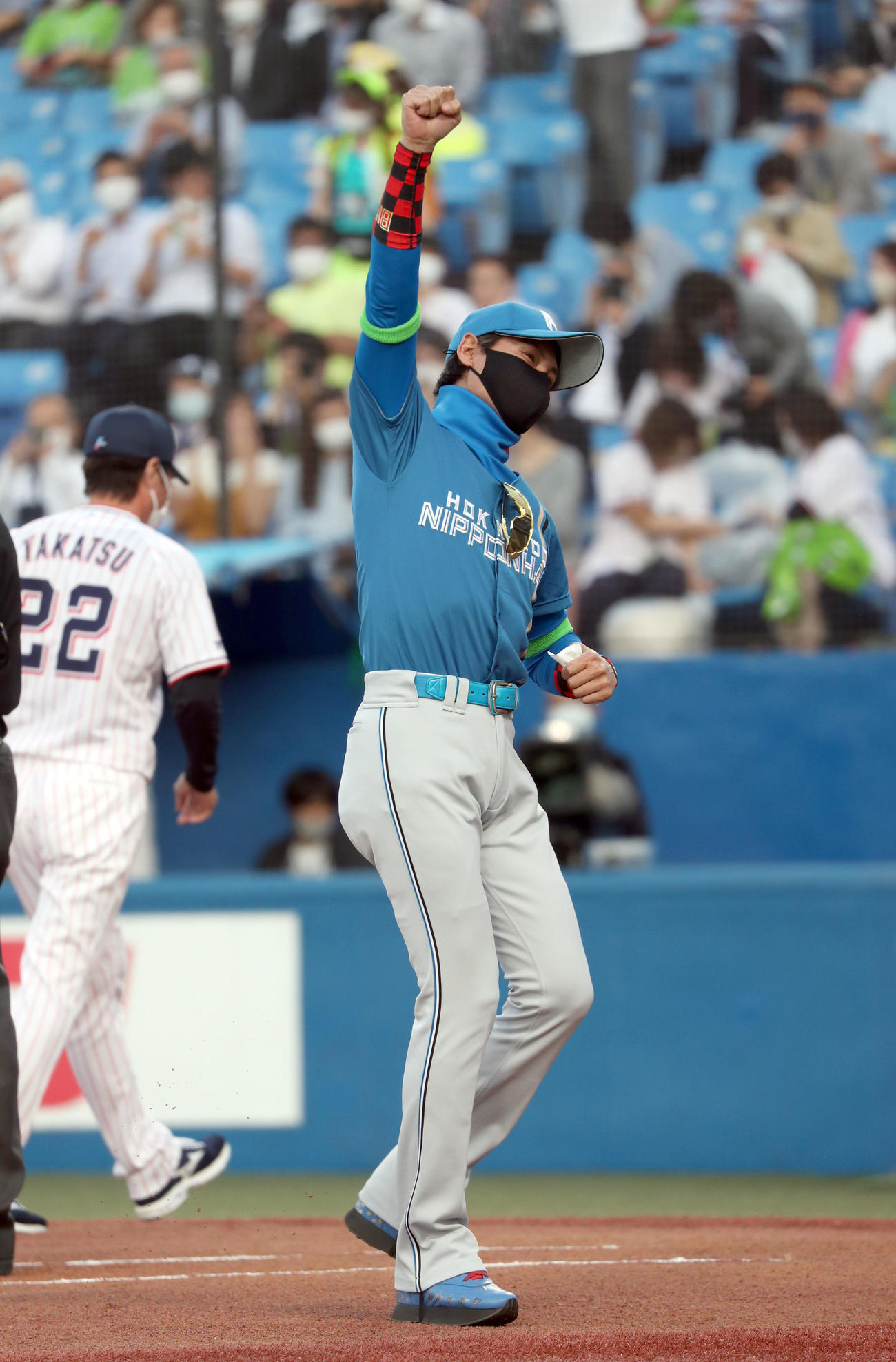 ヤクルト対日本ハム　交流戦開幕にガッツポーズをする日本ハム新庄監督（撮影・佐藤翔太）