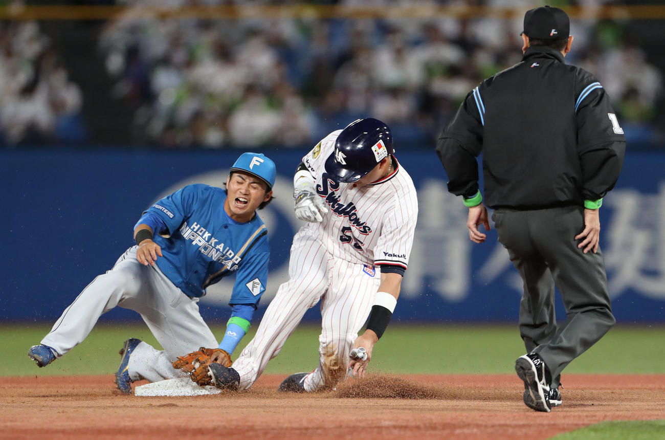 ヤクルト対日本ハム　4回裏ヤクルト1死一塁、村上の盗塁を阻止する遊撃手の上川畑（撮影・佐藤翔太）
