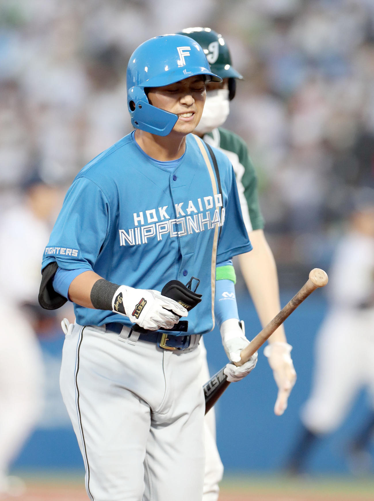 ヤクルト対日本ハム　3回表日本ハム2死、上川畑は中飛に終わりがっかりした様子でベンチに戻る（撮影・佐藤翔太）