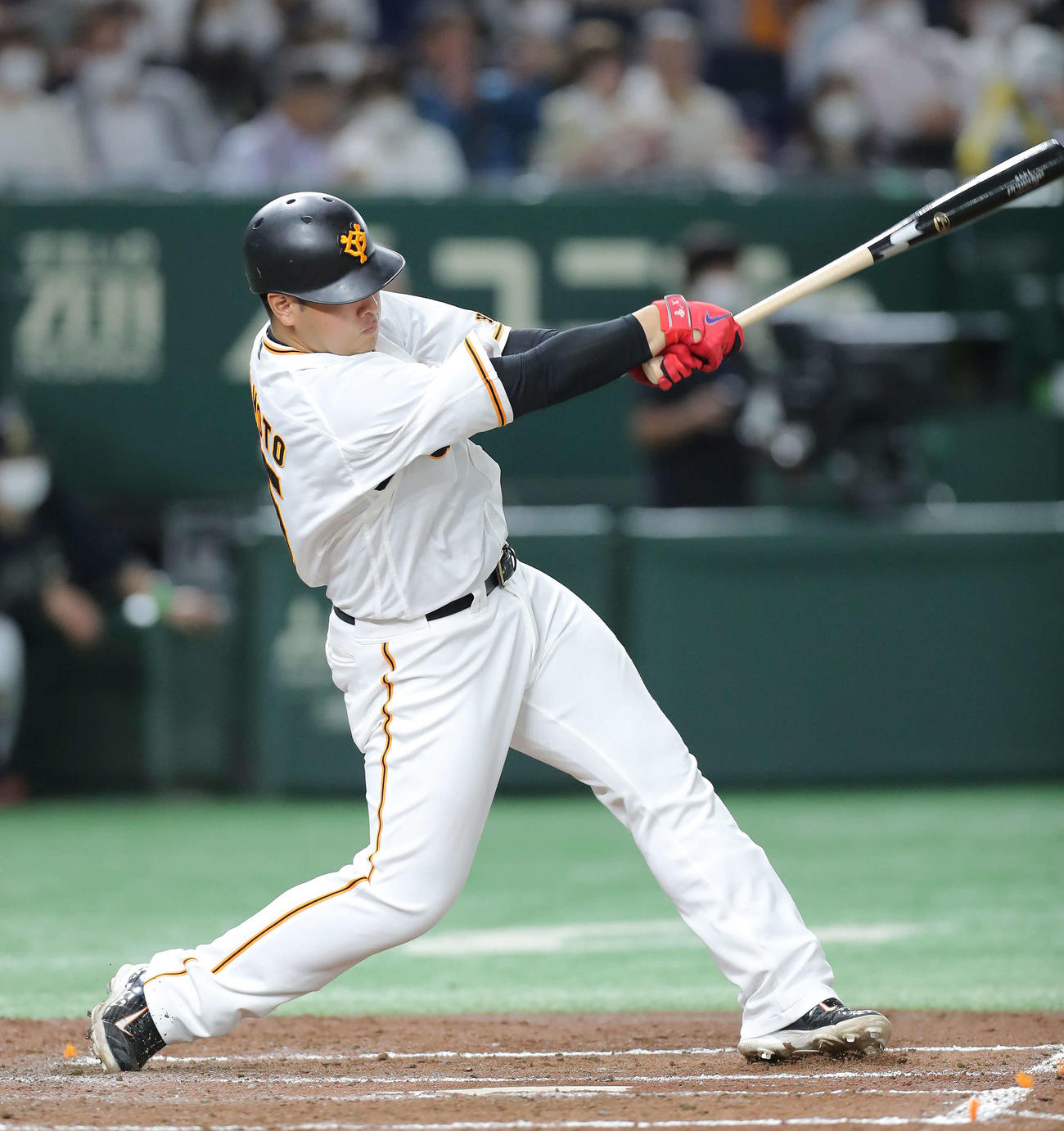 巨人オリックス　4回裏巨人無死一塁、中越え先制2点本塁打を放つ岡本和（撮影・河田真司）