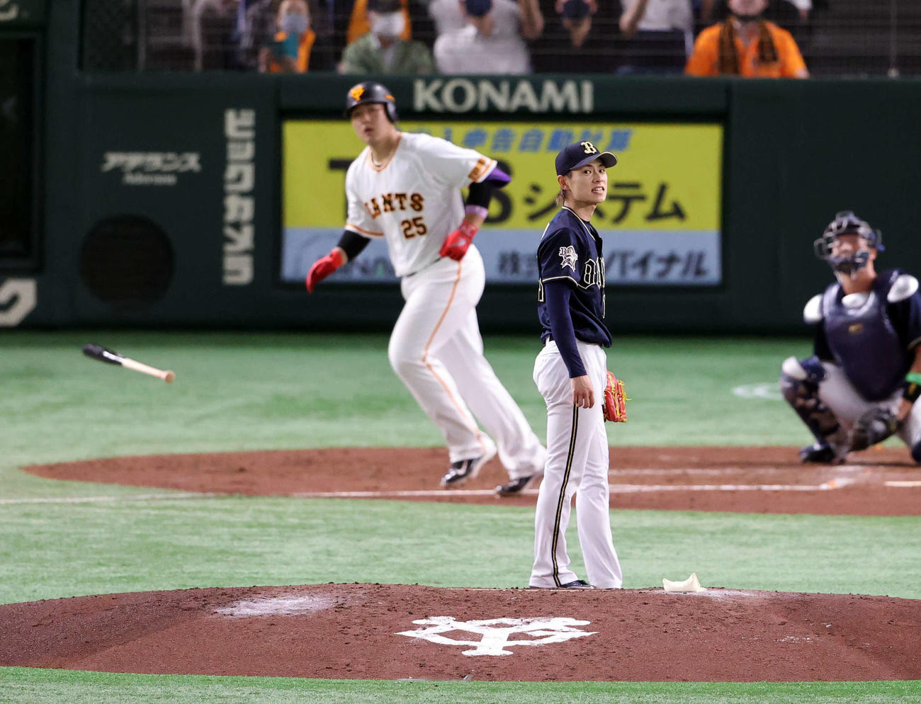 巨人対オリックス　4回裏巨人無死一塁、岡本和に中越え2点本塁打を許し、打球を見る山岡（撮影・浅見桂子）