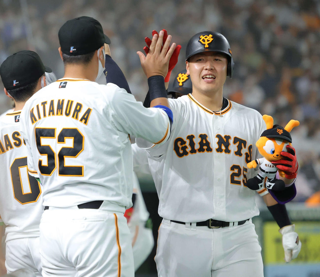 巨人オリックス　4回裏巨人無死一塁、先制2点本塁打で生還し、ベンチナインに迎えられる岡本和（撮影・河田真司）