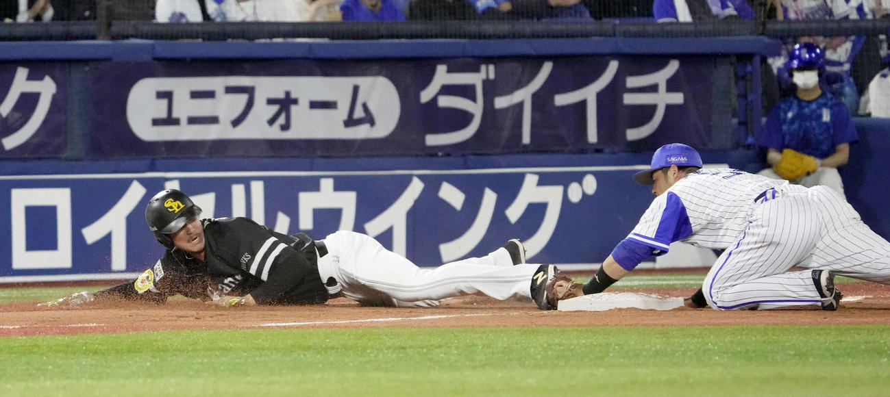 5回ソフトバンク無死一塁、今宮の二ゴロで一走三森がヘッドスライディングで三塁を狙うが、ベースを通過しタッチアウト、併殺となる（共同）