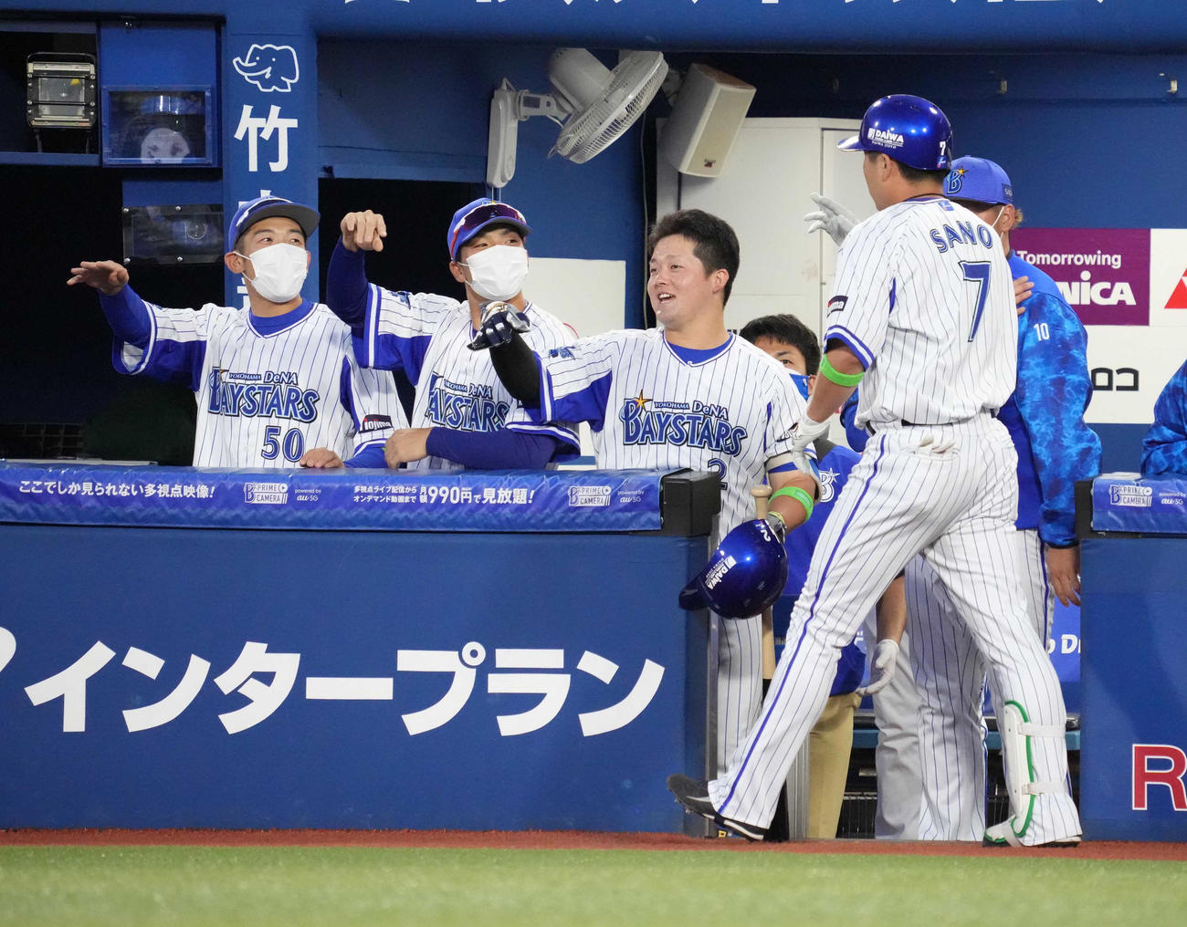 DeNA対ソフトバンク　3回裏DeNA1死、佐野（右）は右越えにソロ本塁打を放ちベンチのナインの祝福を受ける（撮影・小沢裕）