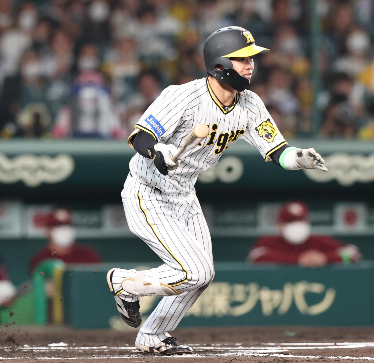 阪神対楽天　6回裏阪神無死、中野は二塁内野安打を放つ（撮影・上山淳一）