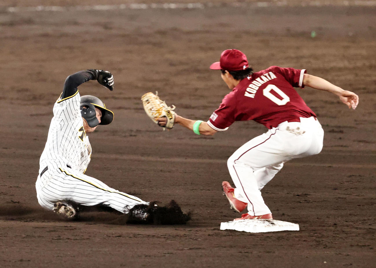 阪神対楽天　6回裏阪神2死一塁、一塁走者中野は打者大山のとき二塁盗塁を決める。野手は小深田（撮影・加藤哉）