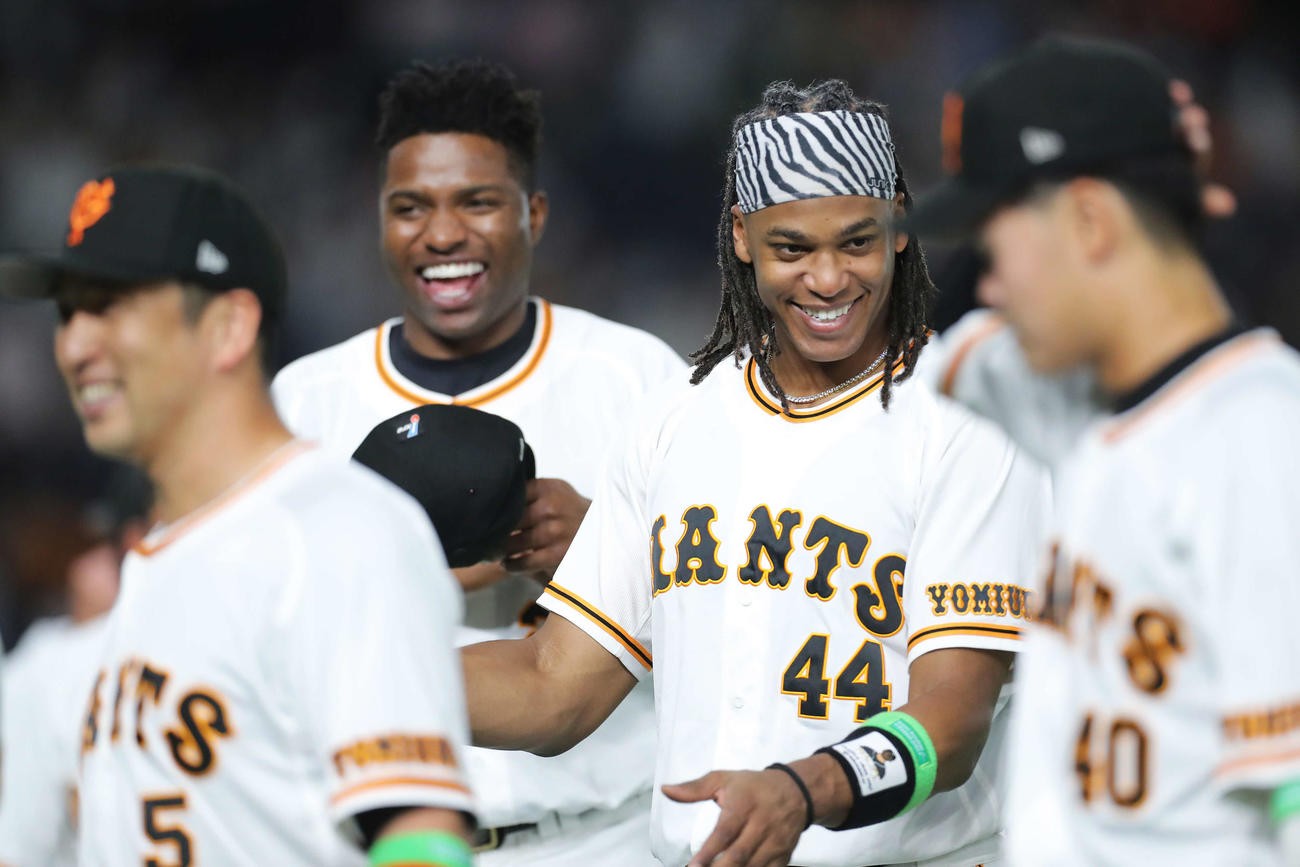 巨人オリックス　オリックスに勝利し、笑顔でベンチに戻るウォーカー（後方右）ら巨人ナイン（撮影・河田真司）