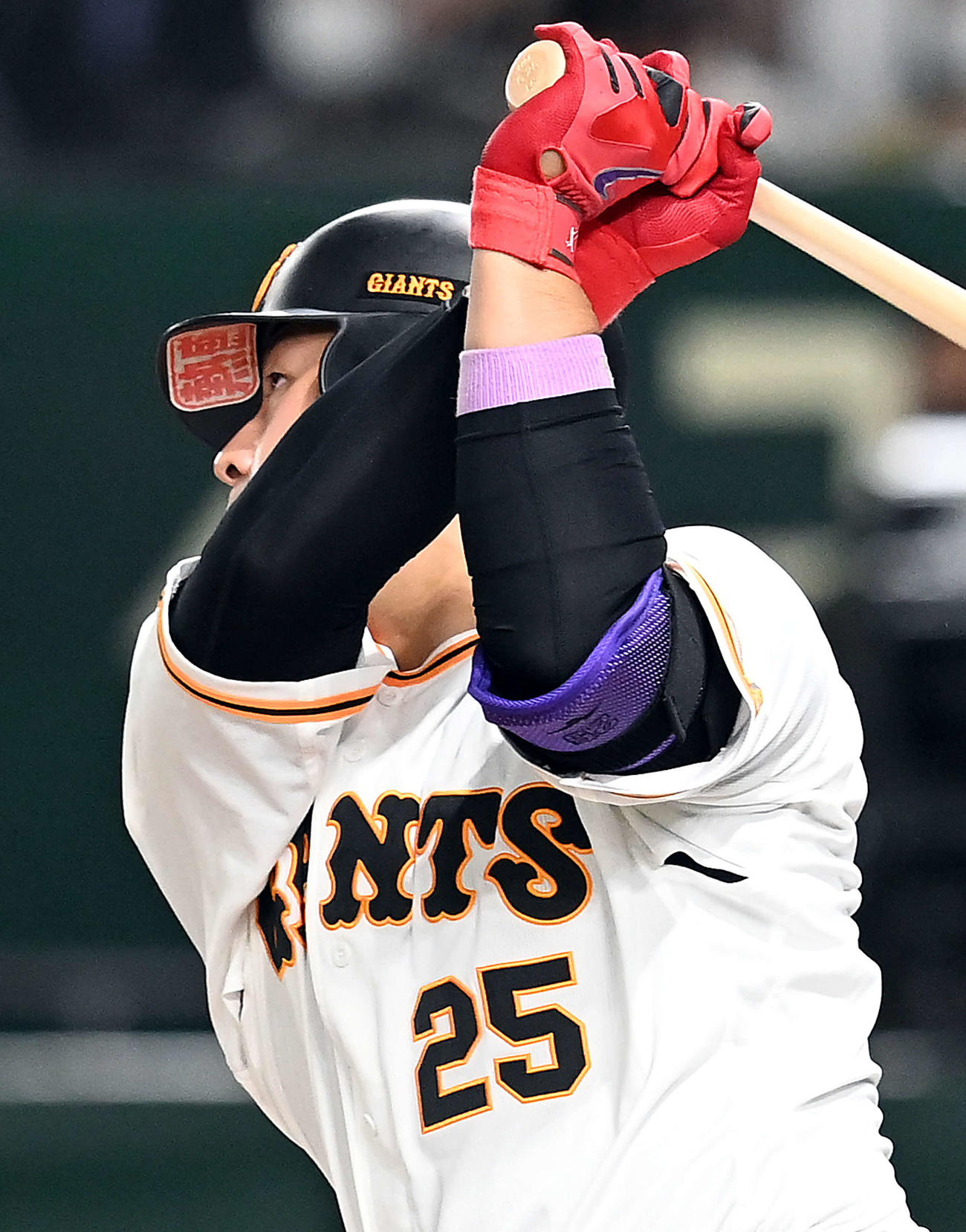 巨人対オリックス　4回裏巨人無死一塁、「熱盛」のスッテカーをヘルメットのつばに張り先制2点本塁打を放った岡本和（撮影・たえ見朱実）
