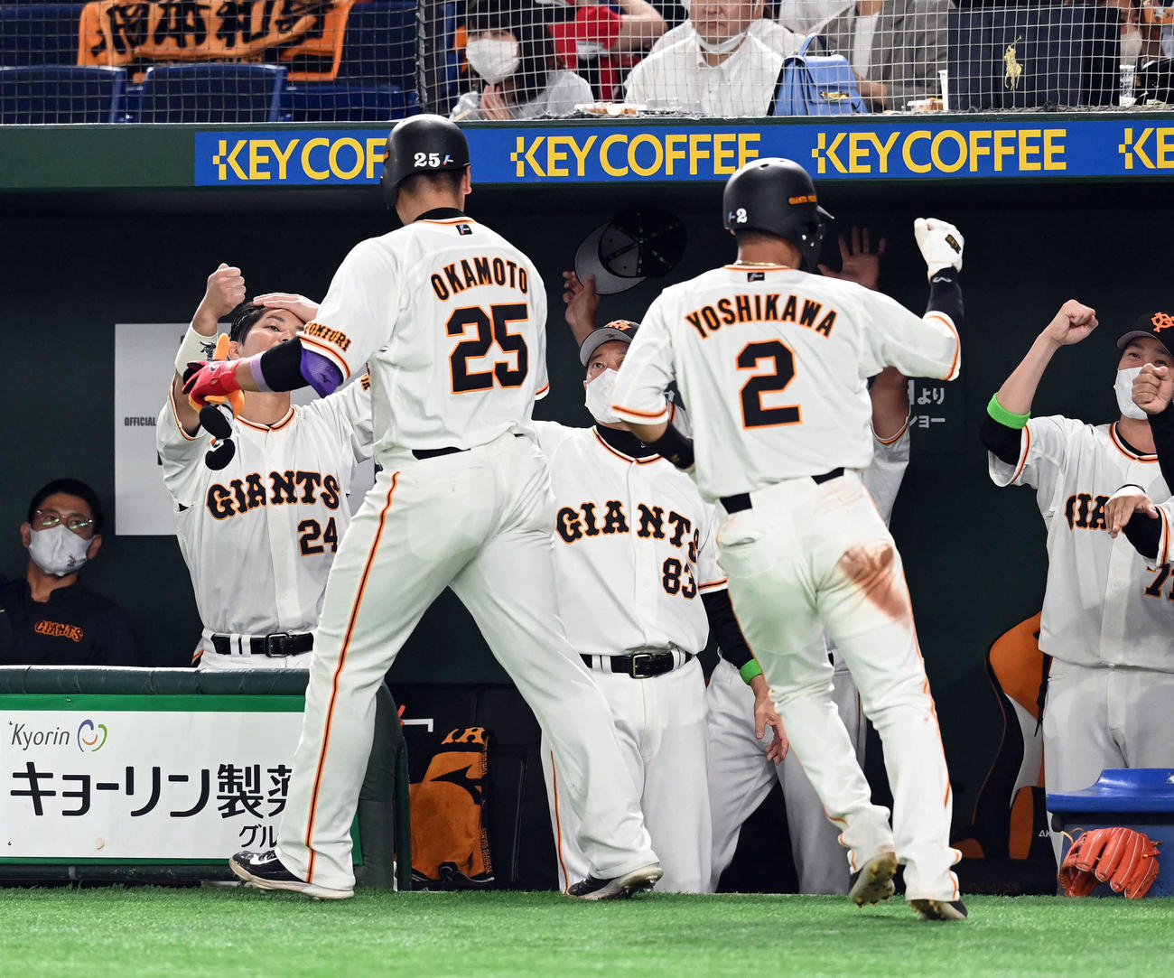 巨人対オリックス　4回裏巨人無死一塁、先制2点本塁打を放った岡本和を迎える原監督（撮影・たえ見朱実）