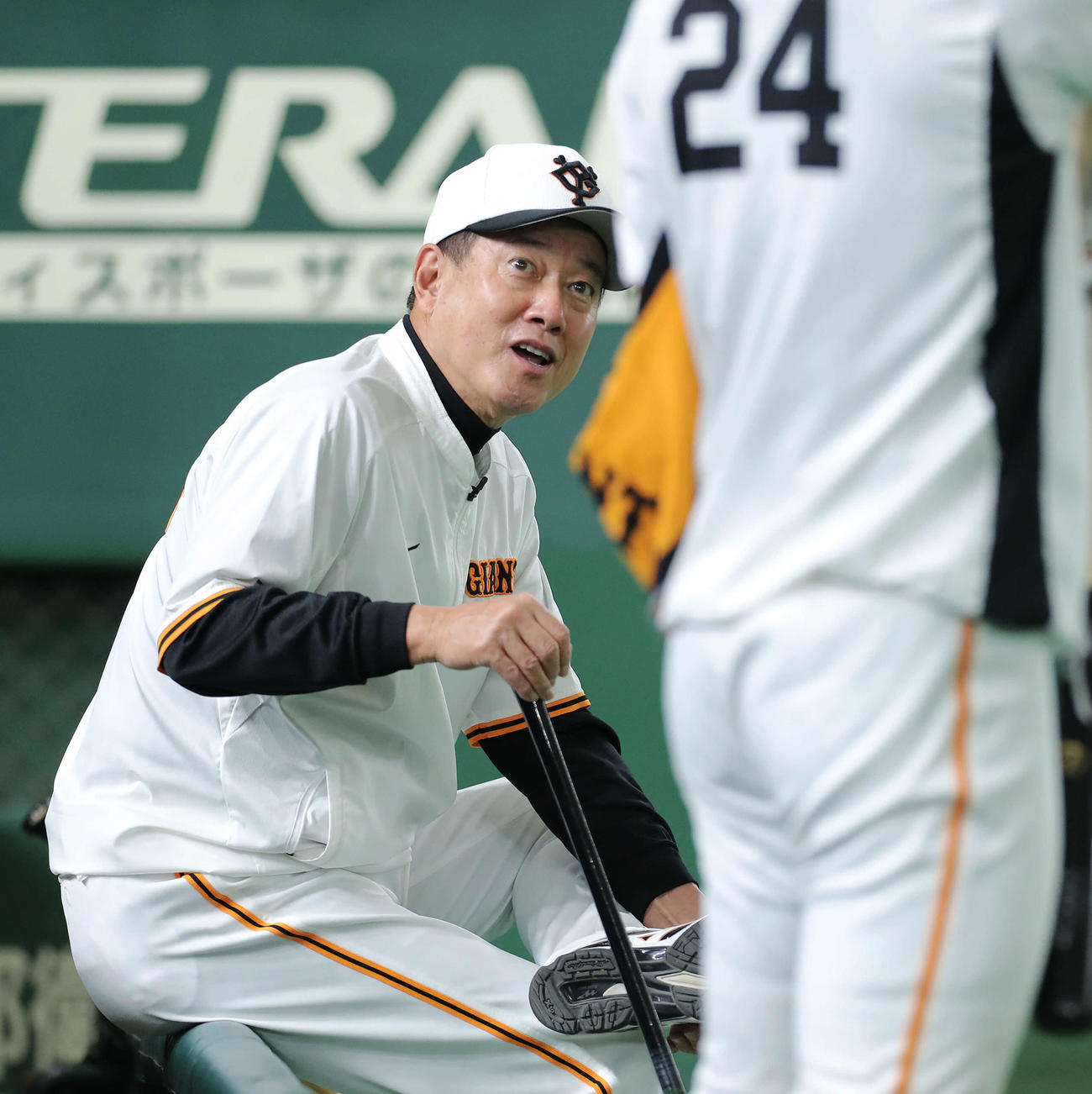 巨人オリックス　試合前、大城（手前）と言葉を交わす巨人原監督（撮影・河田真司）