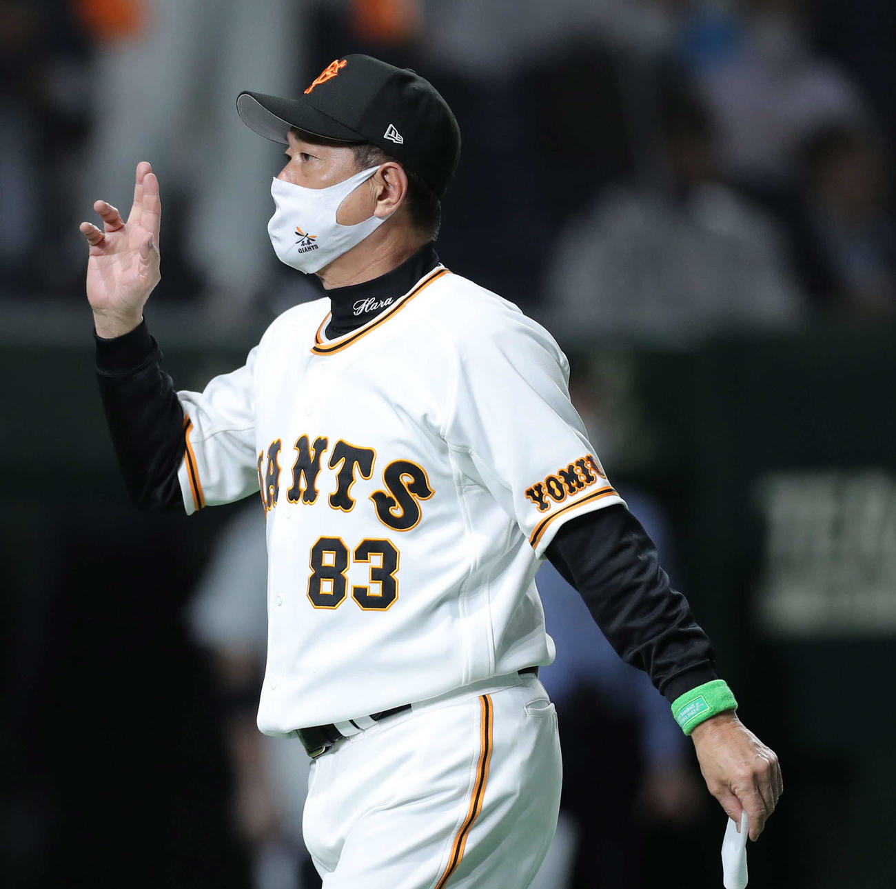 巨人オリックス　試合開始前、メンバー表交換を終える巨人原監督（撮影・河田真司）