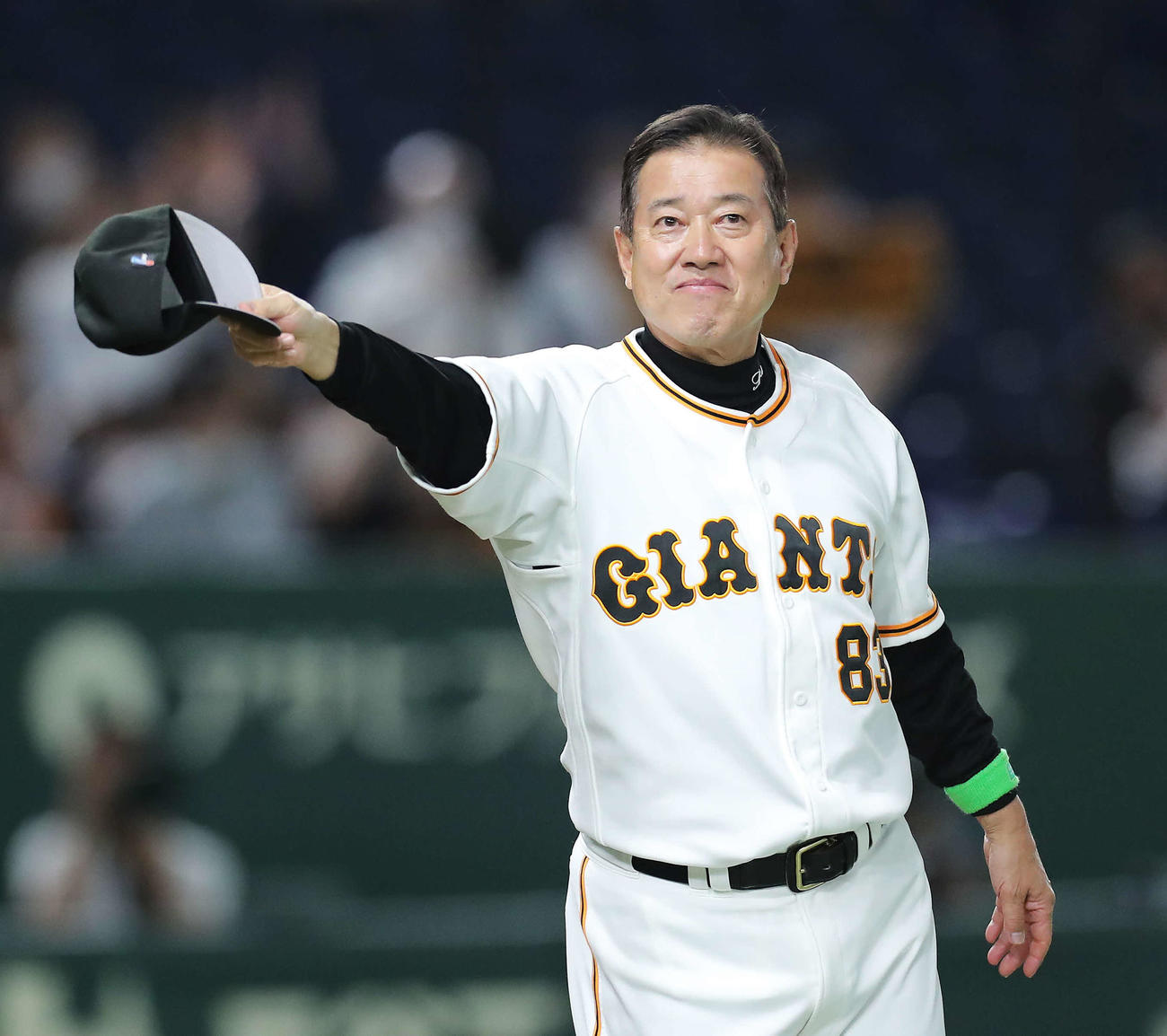 オリックスに勝利し、笑顔でファンにあいさつする巨人原監督（撮影・河田真司）