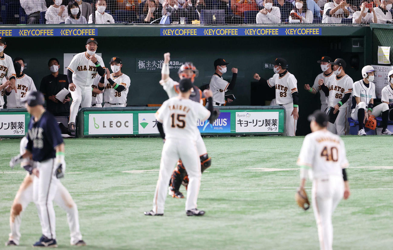 巨人対オリックス　9回表オリックス1死一塁、野口を併殺に仕留めて交流戦初戦を制し、コーチ陣とグータッチで喜び合う原監督（右奥から4人目）（撮影・浅見桂子）