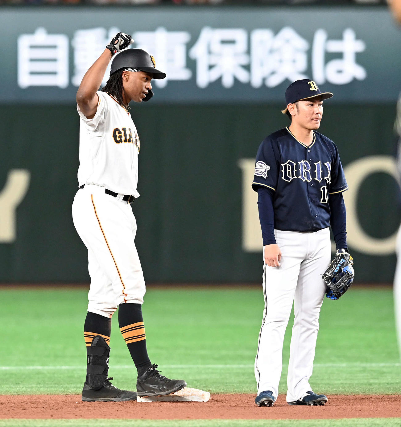 巨人対オリックス　8回裏巨人無死一、二塁、左前に勝ち越しの適時打を放ったウォーカー（撮影・たえ見朱実）