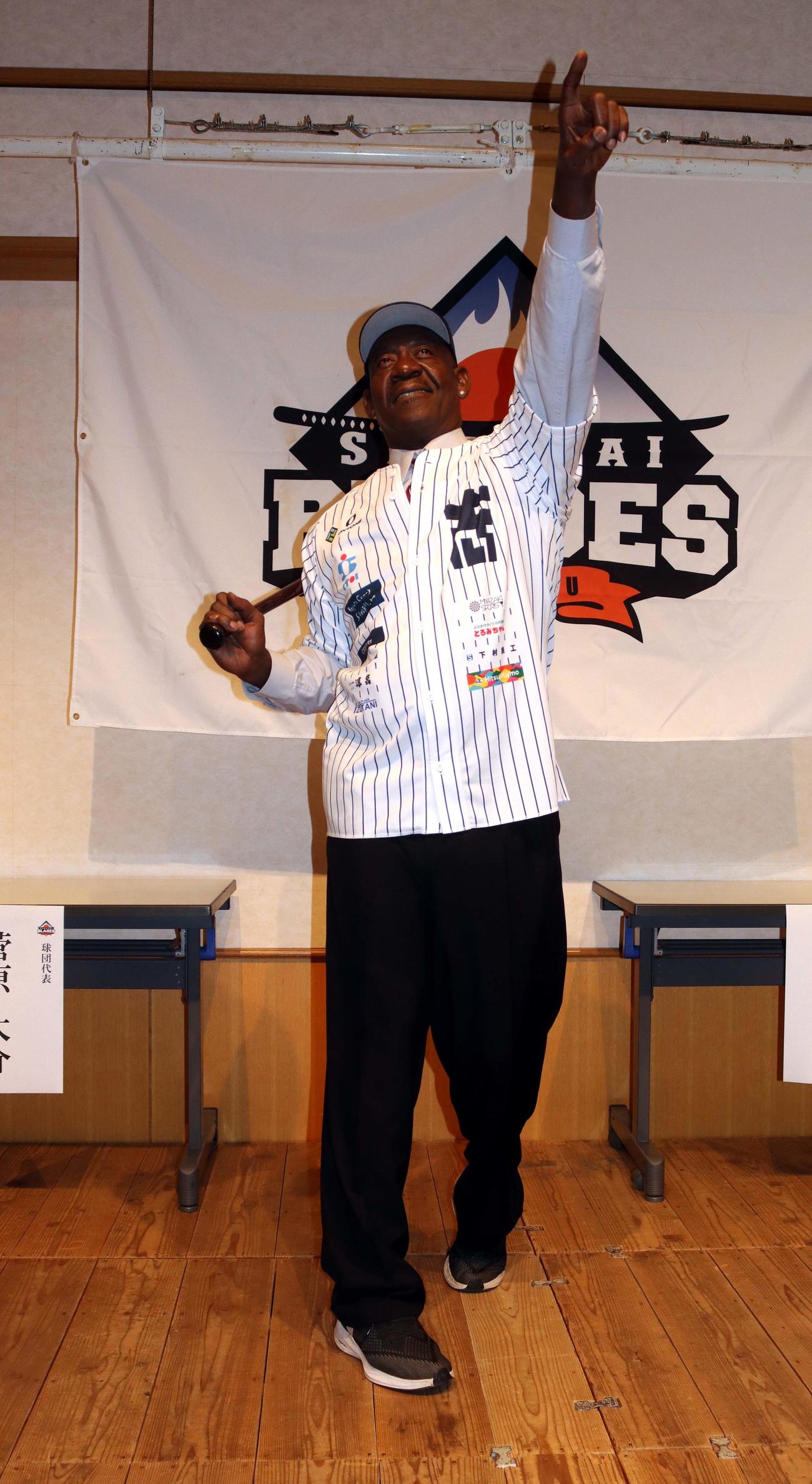 現役当時のポーズを再現する士別サムライブレイズのブライアント監督