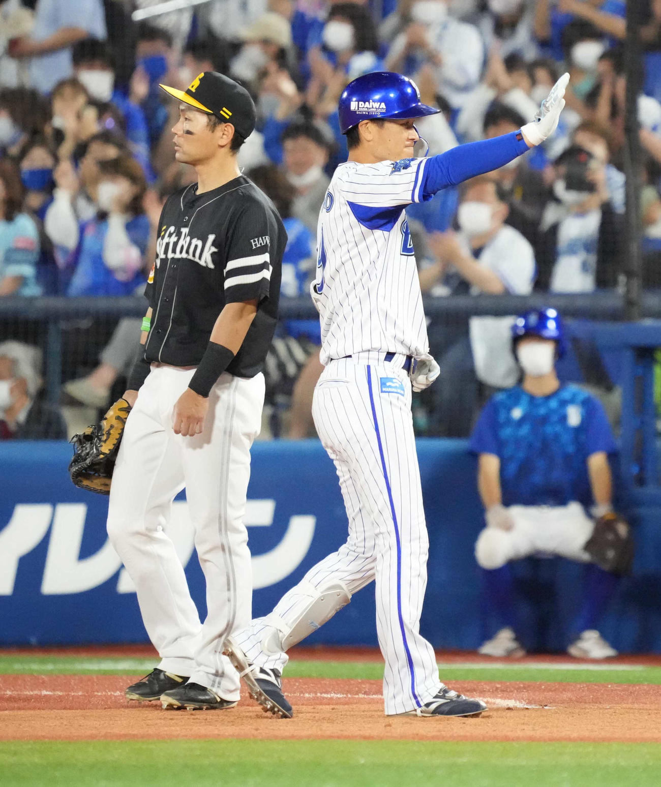DeNA対ソフトバンク　6回裏DeNA2死三塁、代打大和は勝ち越しの右前適時打を放つ。左はソフトバンク中村晃（撮影・小沢裕）