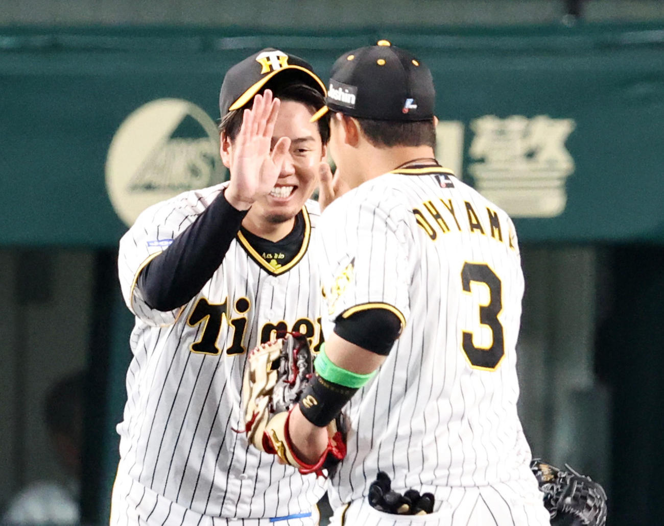 6回表楽天2死一塁、西勇は渡辺佳の飛球を好捕した大山（右）と感謝のハイタッチ（撮影・加藤哉）