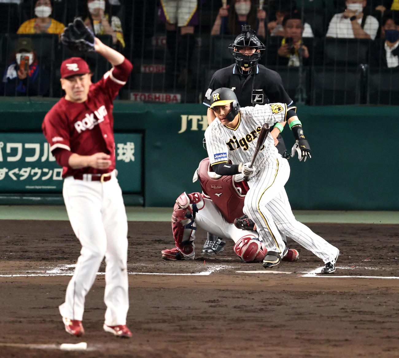 阪神対楽天　6回裏阪神2死二塁、大山は中前に適時打を放つ。投手は田中将（撮影・加藤哉）