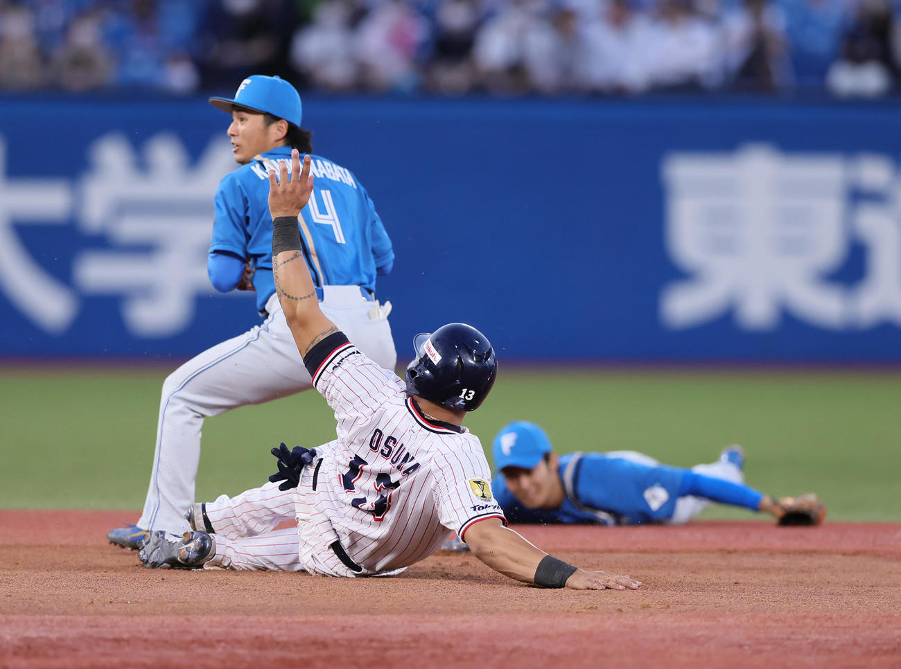 ヤクルト対日本ハム　2回裏ヤクルト2死一、二塁、長岡の内野安打で二塁ベースカバーに入った遊撃手上川畑（左）は三塁への好送球で本塁を狙った二塁走者青木を三本間で挟みアウトとする（撮影・足立雅史）