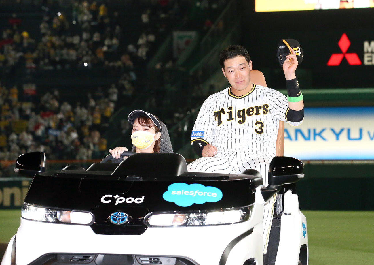 阪神対楽天　ヒーローの阪神大山はリリーフカーでファンの声援に応える（撮影・上山淳一）