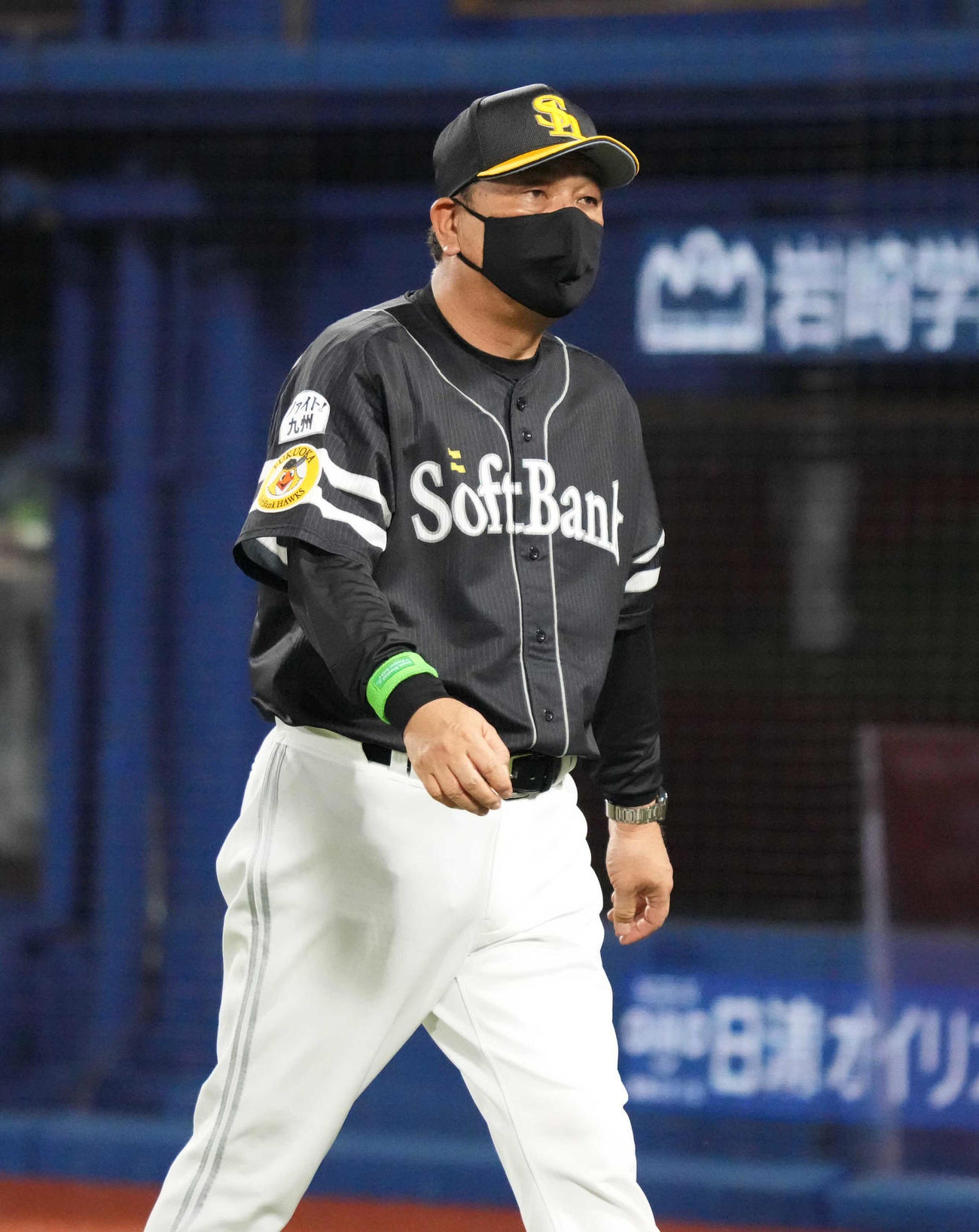 DeNA対ソフトバンク　6回裏DeNA2死一塁、代打大和に勝ち越し打を許した先発石川の交代を告げベンチへ引き揚げるソフトバンク藤本監督（撮影・小沢裕）