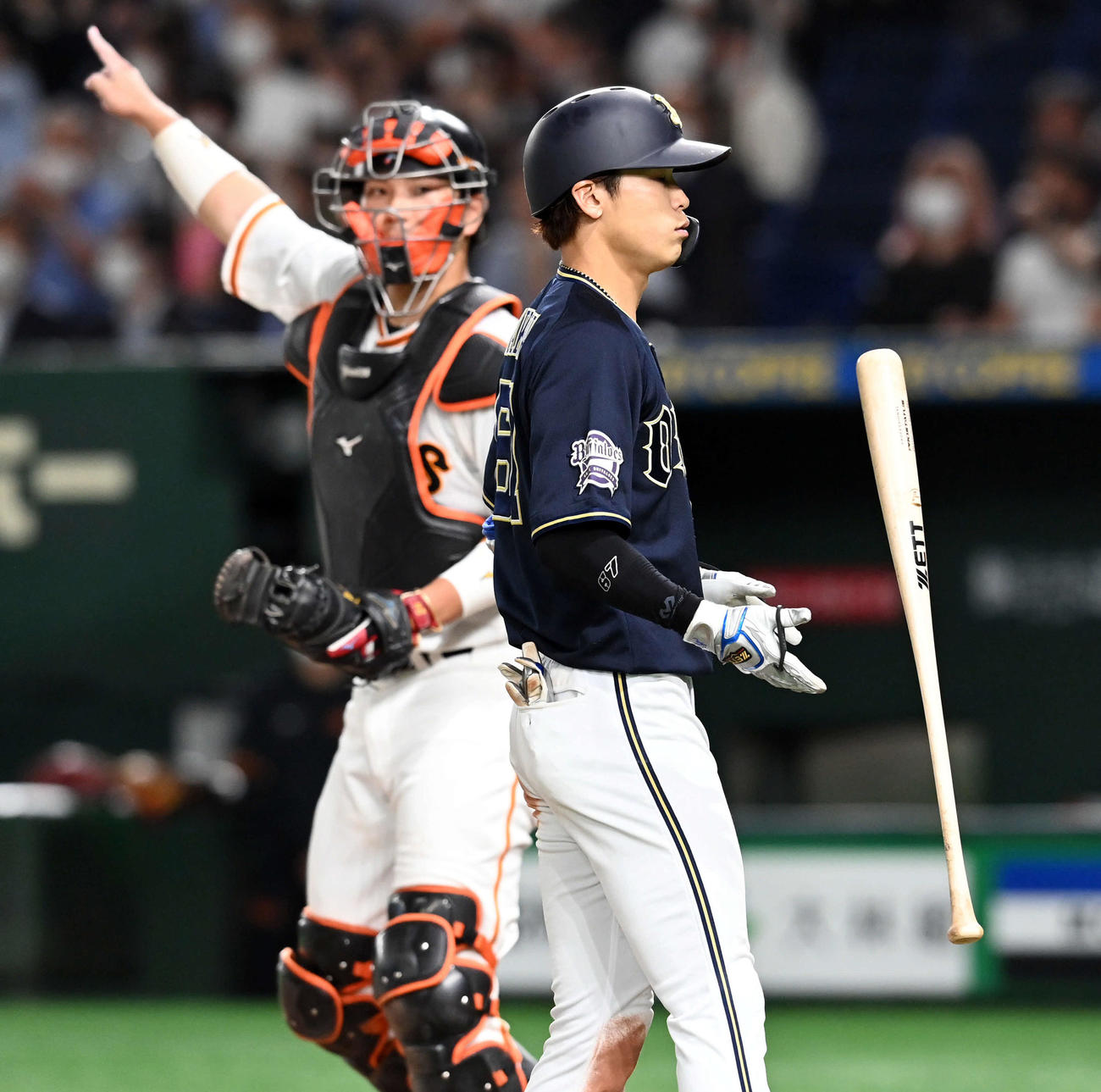 巨人対オリックス　8回表オリックス1死三塁、空振り三振に倒れる中川圭（撮影・たえ見朱実）