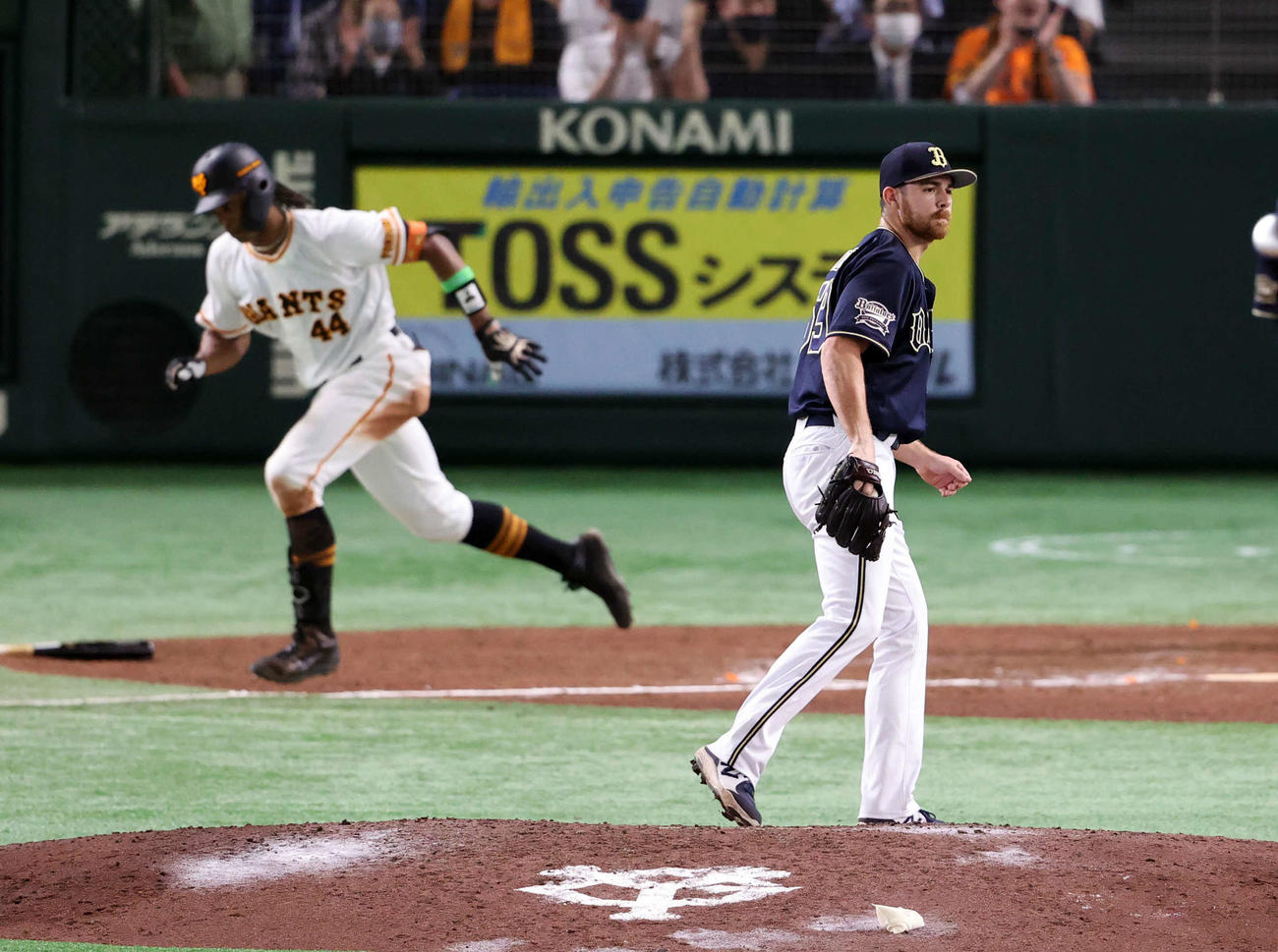 巨人対オリックス　8回裏巨人無死一、二塁、ウォーカーに勝ち越し適時打を許したビドル（撮影・浅見桂子）