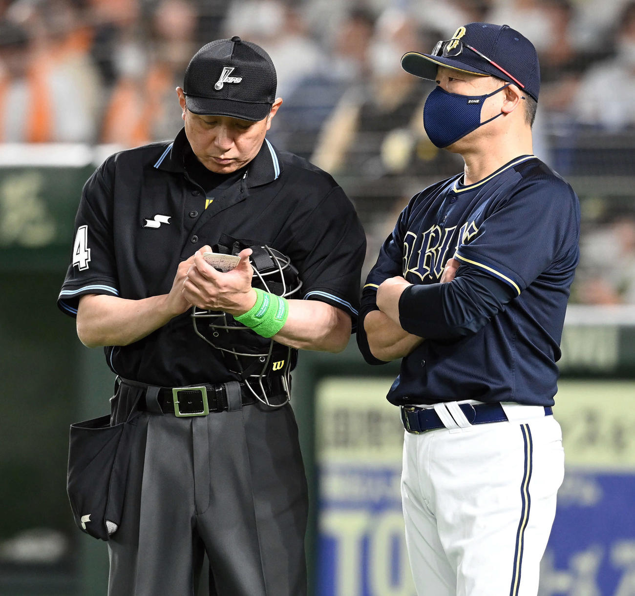 巨人対オリックス　8回裏、選手の交代を告げるオリックス中嶋監督（撮影・たえ見朱実）