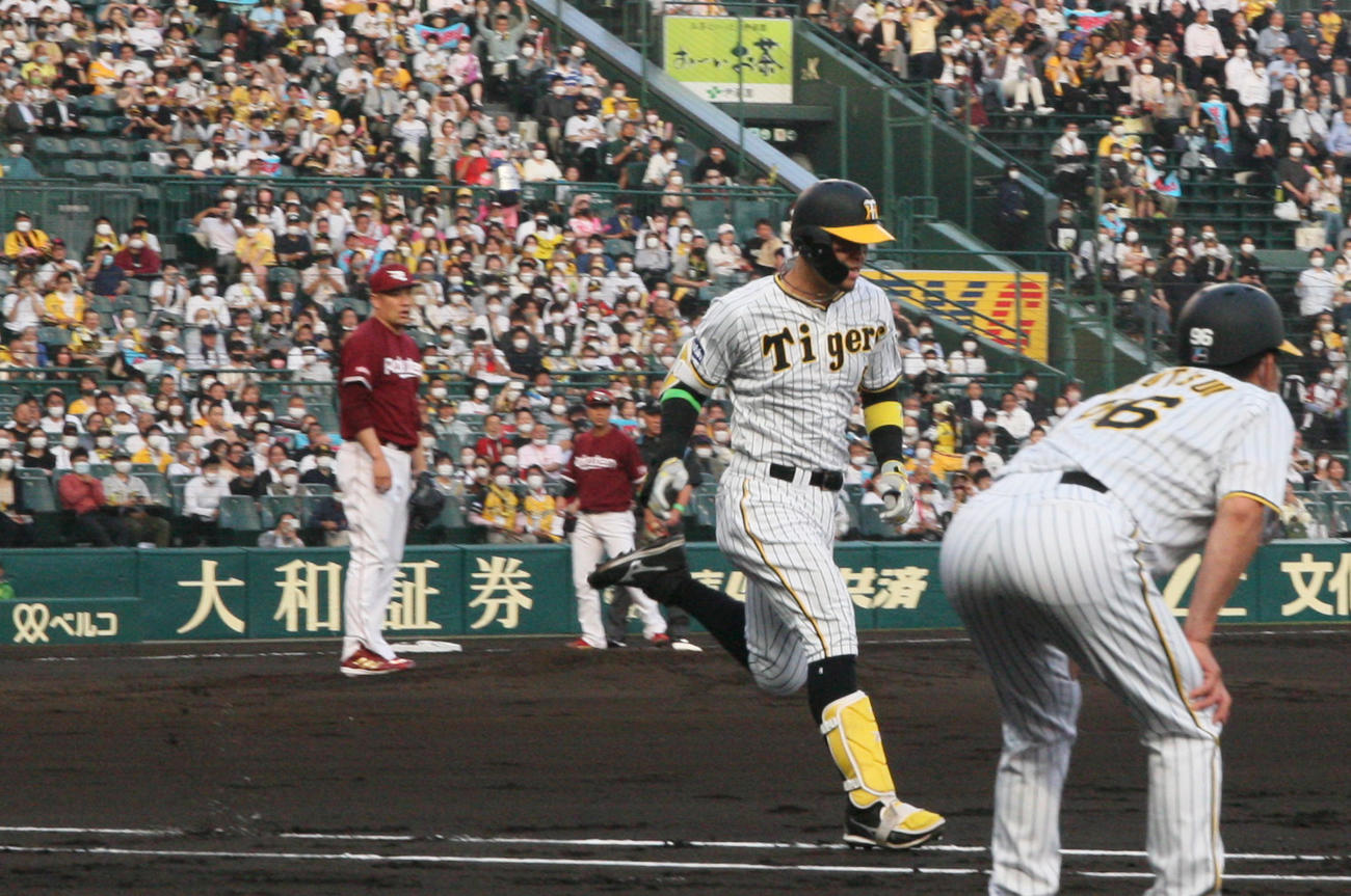 阪神対楽天　1回裏阪神1死一、三塁、佐藤輝（右から2人目）は二ゴロ併殺に倒れる。左は投手田中将（撮影・上山淳一）